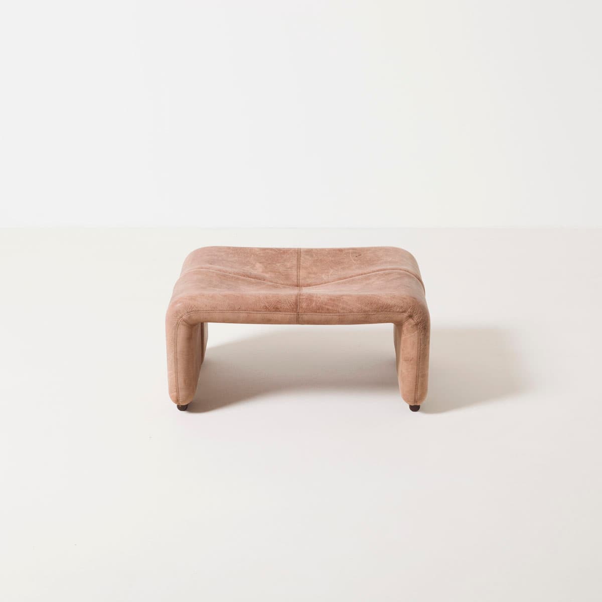 Ottoman Coronado, beige leather, by T. Scarpa, B&B Italia, Italy, 1980s. - 190737