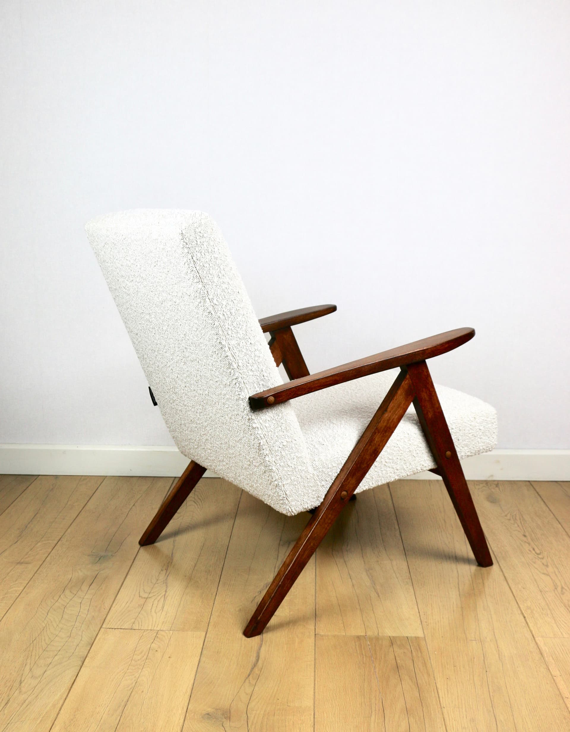 Fotel B-310 VAR, bouclé ivory, dąb brązowy, Polska, lata 70. - 190900