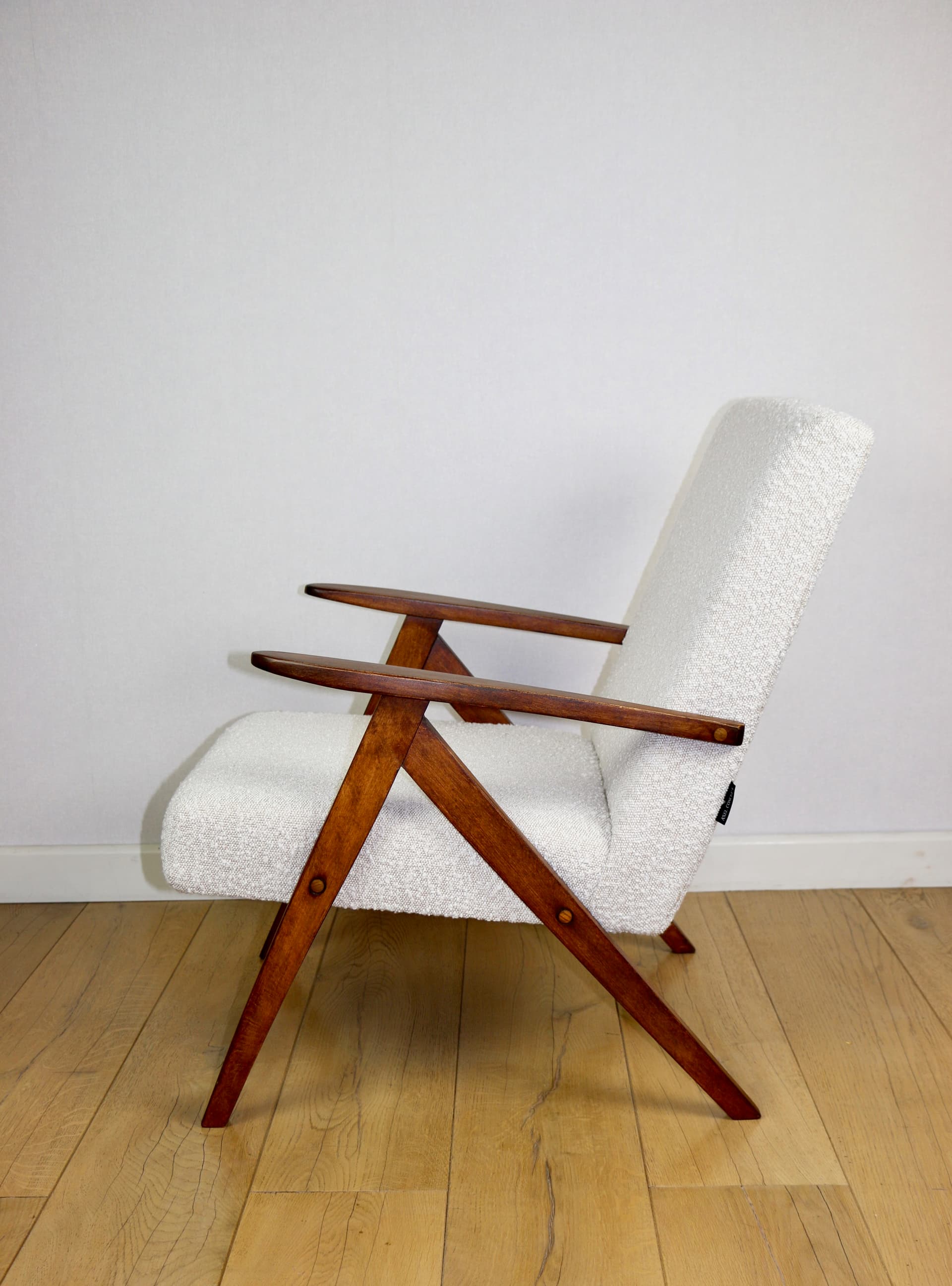 Fotel B-310 VAR, bouclé ivory, dąb brązowy, Polska, lata 70. - 190897