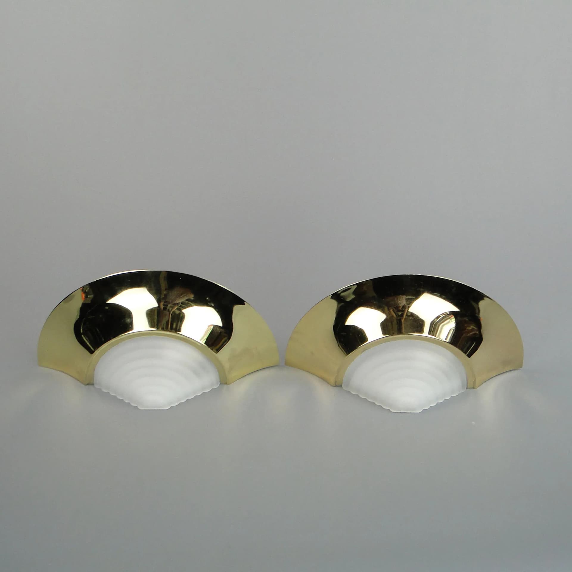 Para kinkietów modernistycznych, mosiądz złoty, szkło białe, Niemcy, lata 70. - 13243