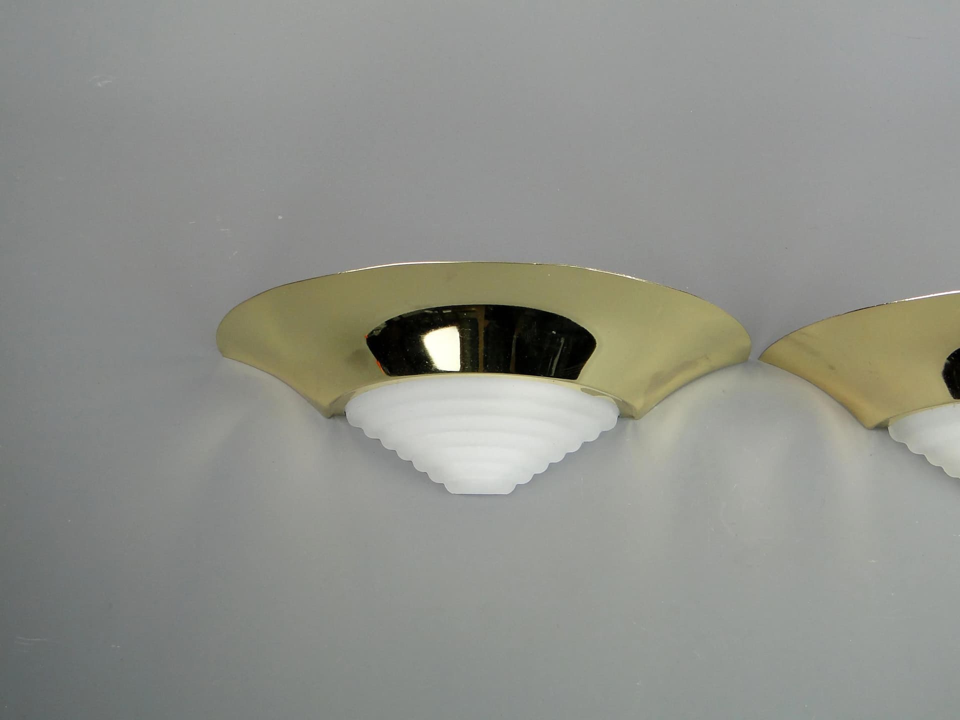 Para kinkietów modernistycznych, mosiądz złoty, szkło białe, Niemcy, lata 70. - 13245