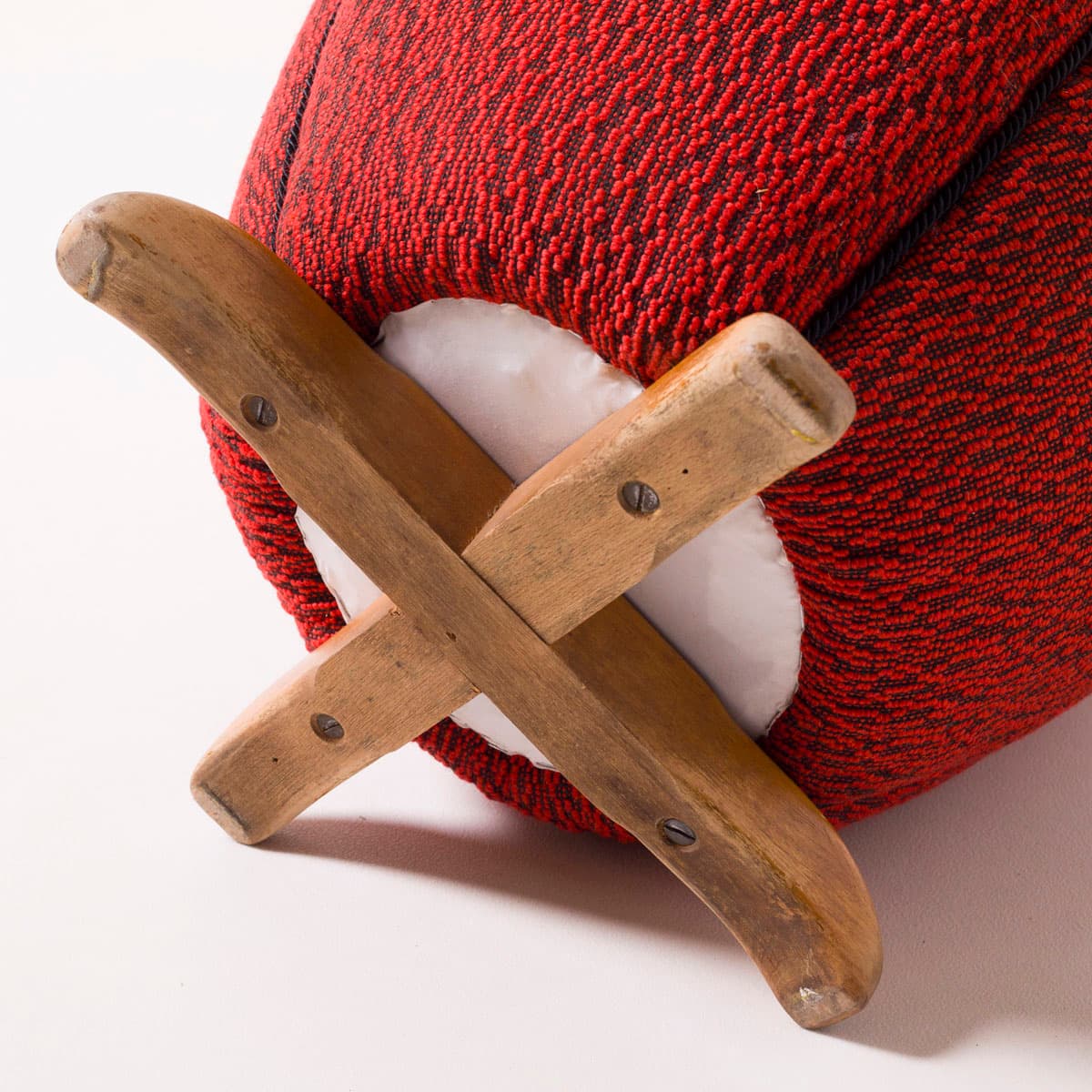 Taboret Tulipan, wełna czerwona, drewno, proj. J. Halabala, Czechy, lata 50. - 191370