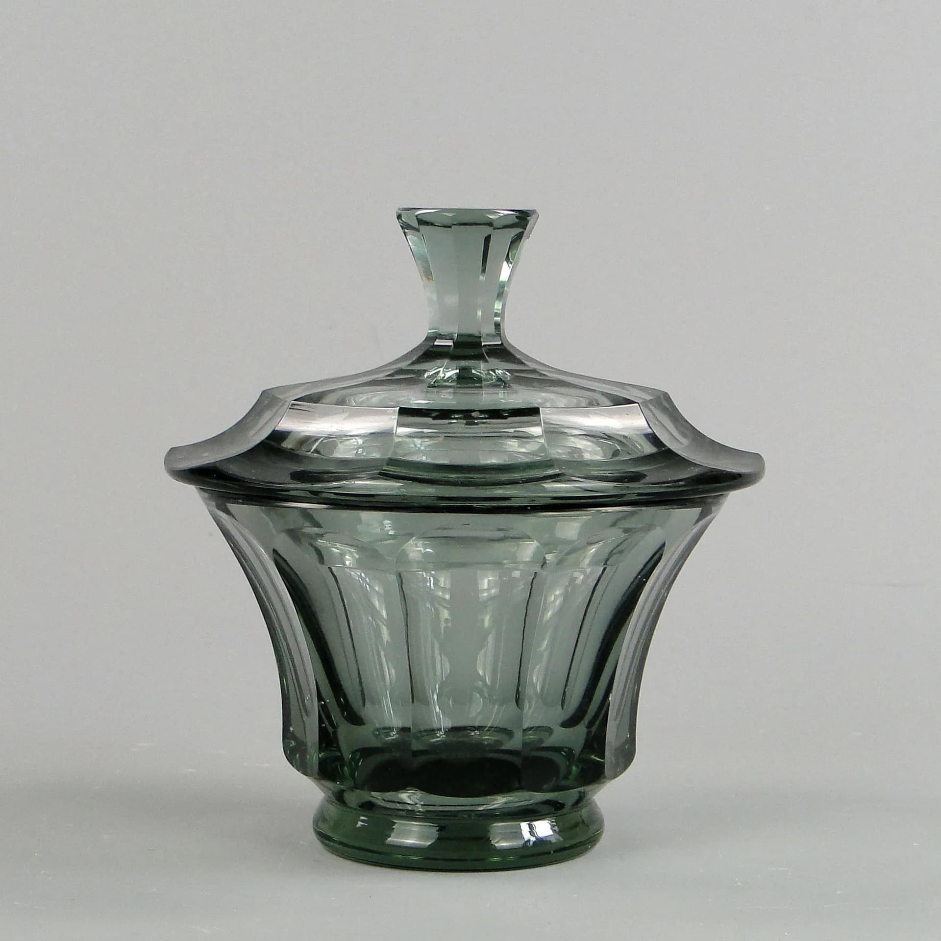 Bomboniera Art Deco, kryształ szary, proj. J. Hoffmann, Czechy, lata 30. - 13356