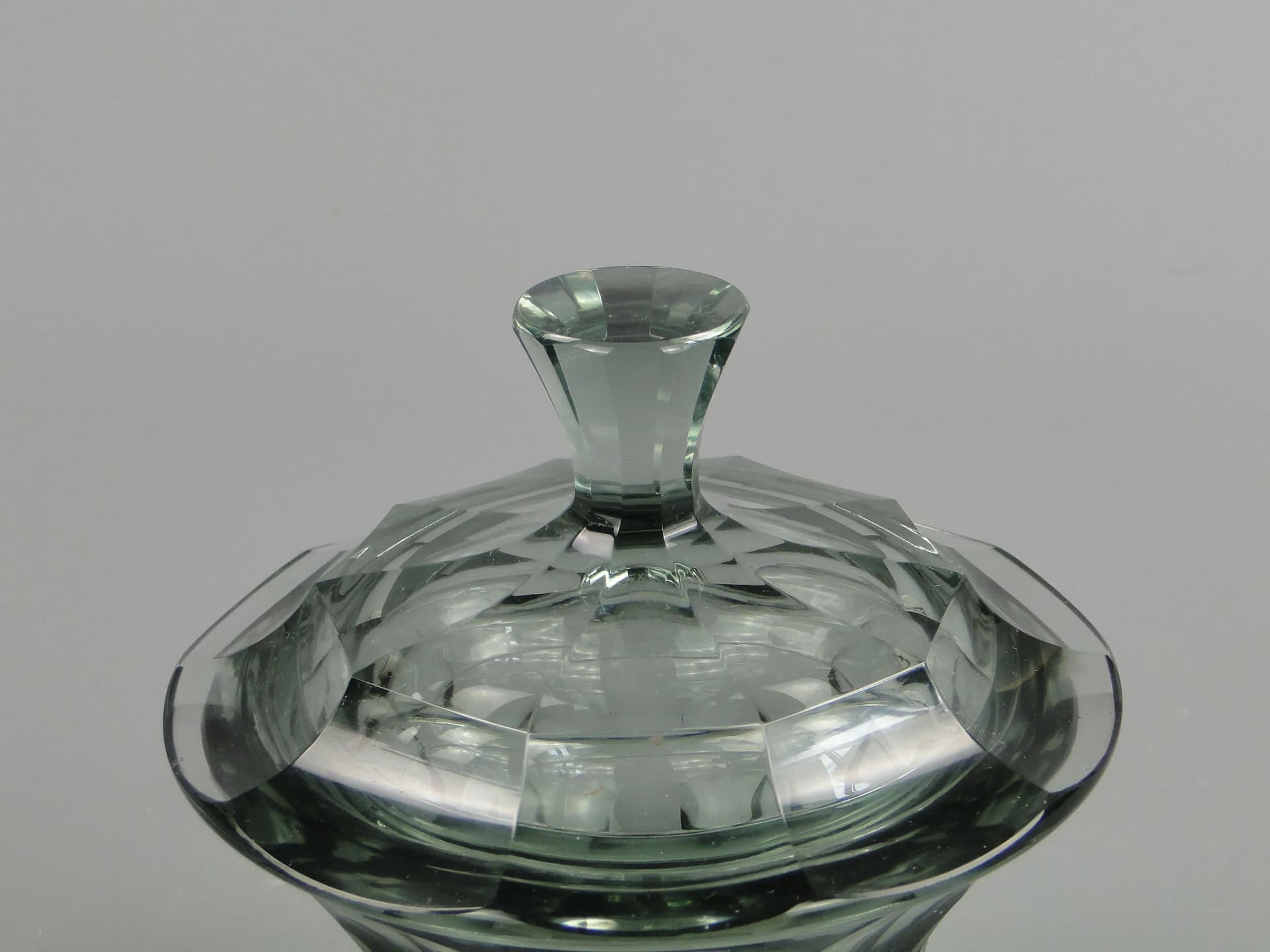 Bomboniera Art Deco, kryształ szary, proj. J. Hoffmann, Czechy, lata 30. - 13358