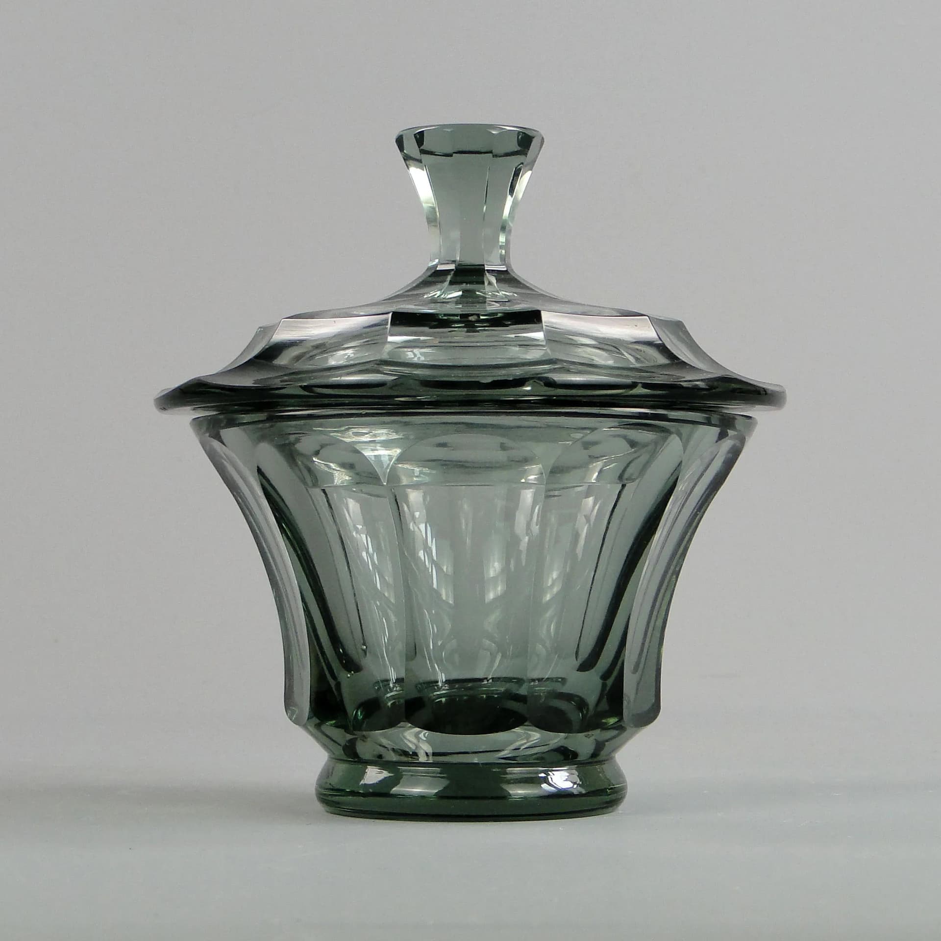 Bomboniera Art Deco, kryształ szary, proj. J. Hoffmann, Czechy, lata 30. - 13362