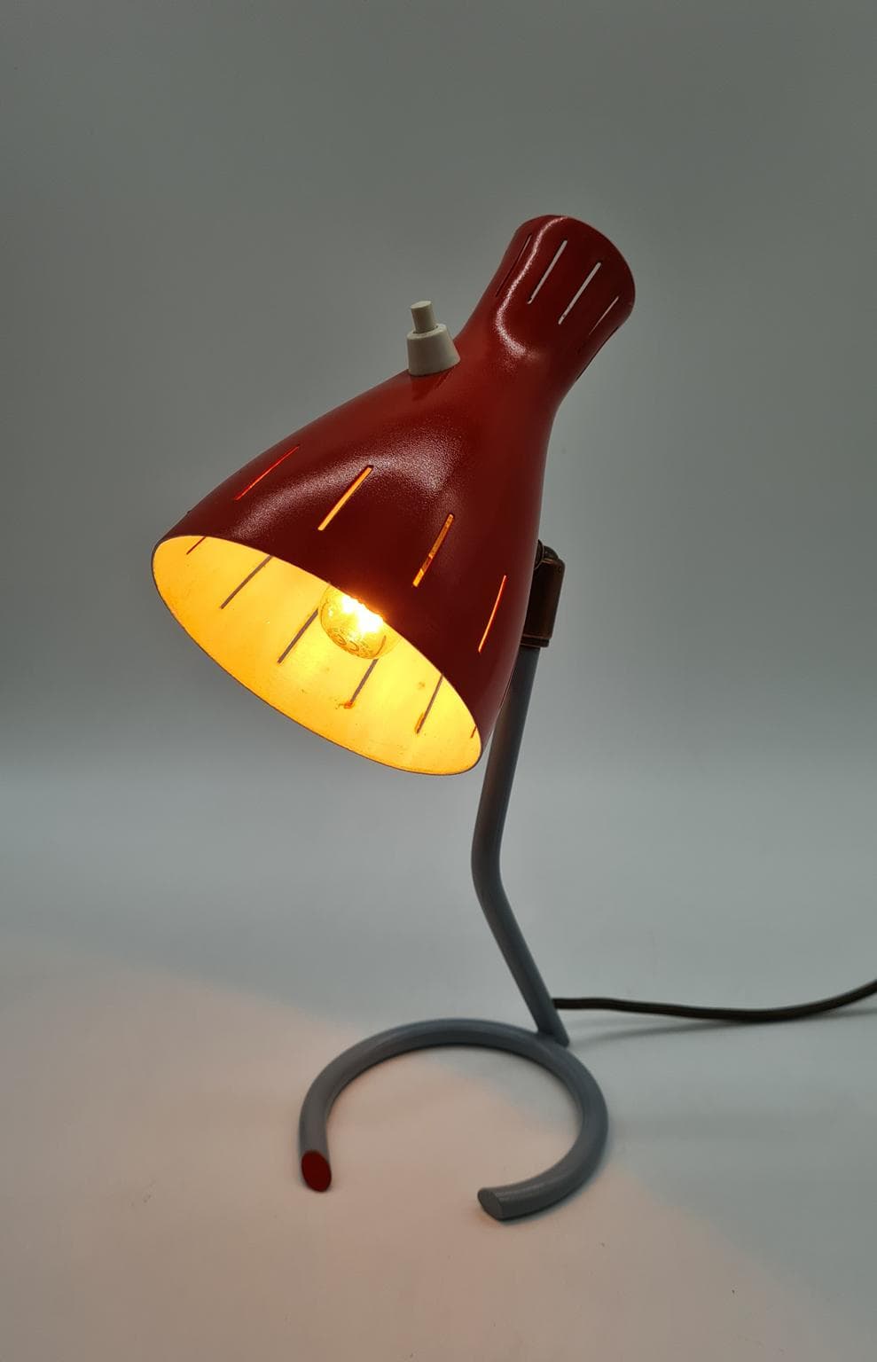 Lampa biurkowa, czerwony metal, Helo Leuchten, Niemcy, lata 60. - 191659