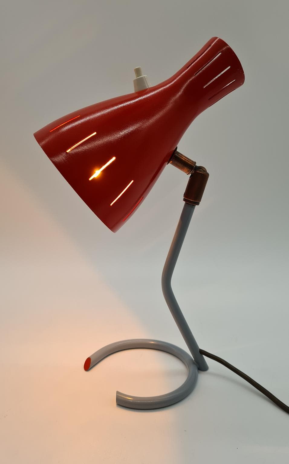 Lampa biurkowa, czerwony metal, Helo Leuchten, Niemcy, lata 60. - 191658