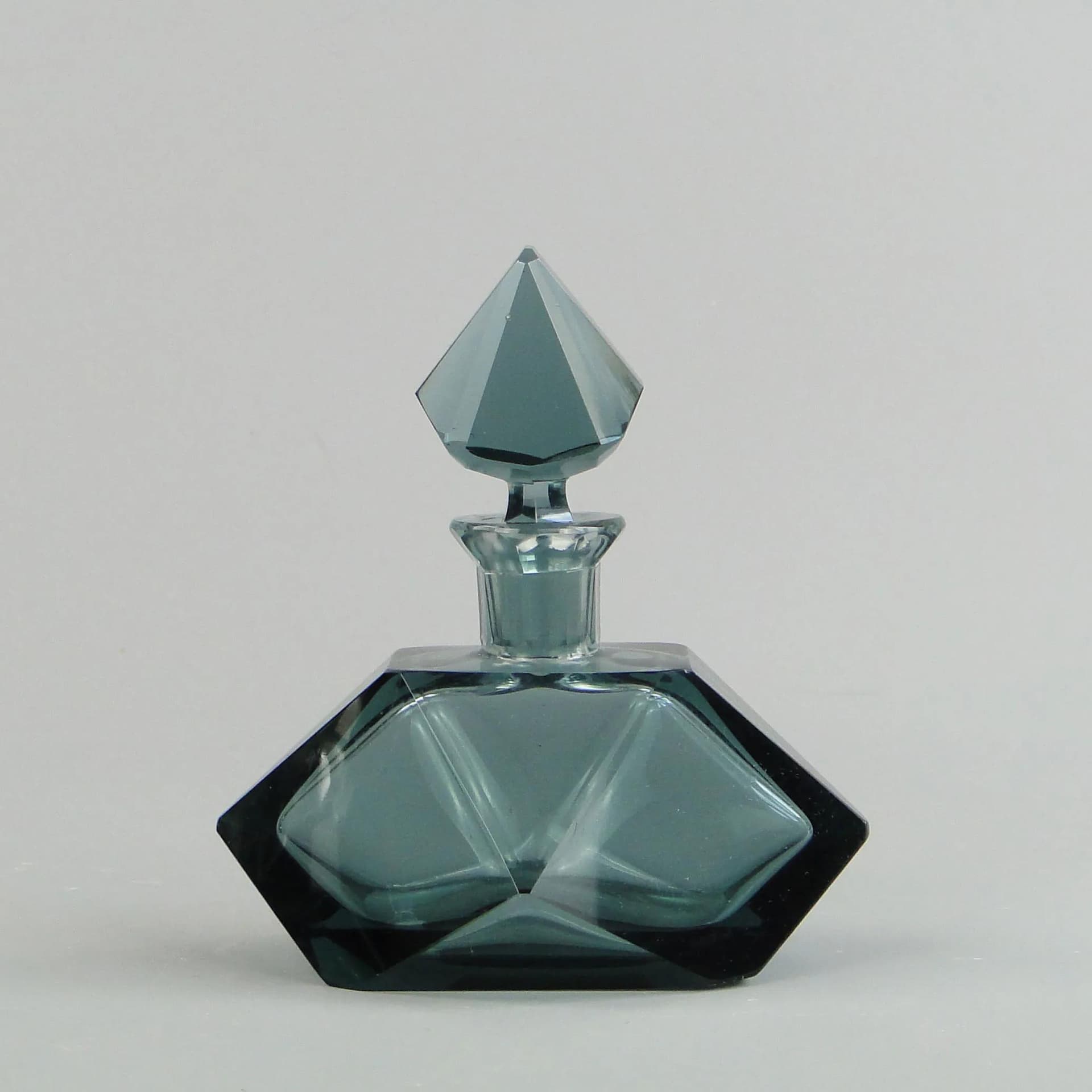 Vanity set Art Deco, grey crystal, Ludwik Moser & Sohne, Czechoslovakia, 1930s. - 13351