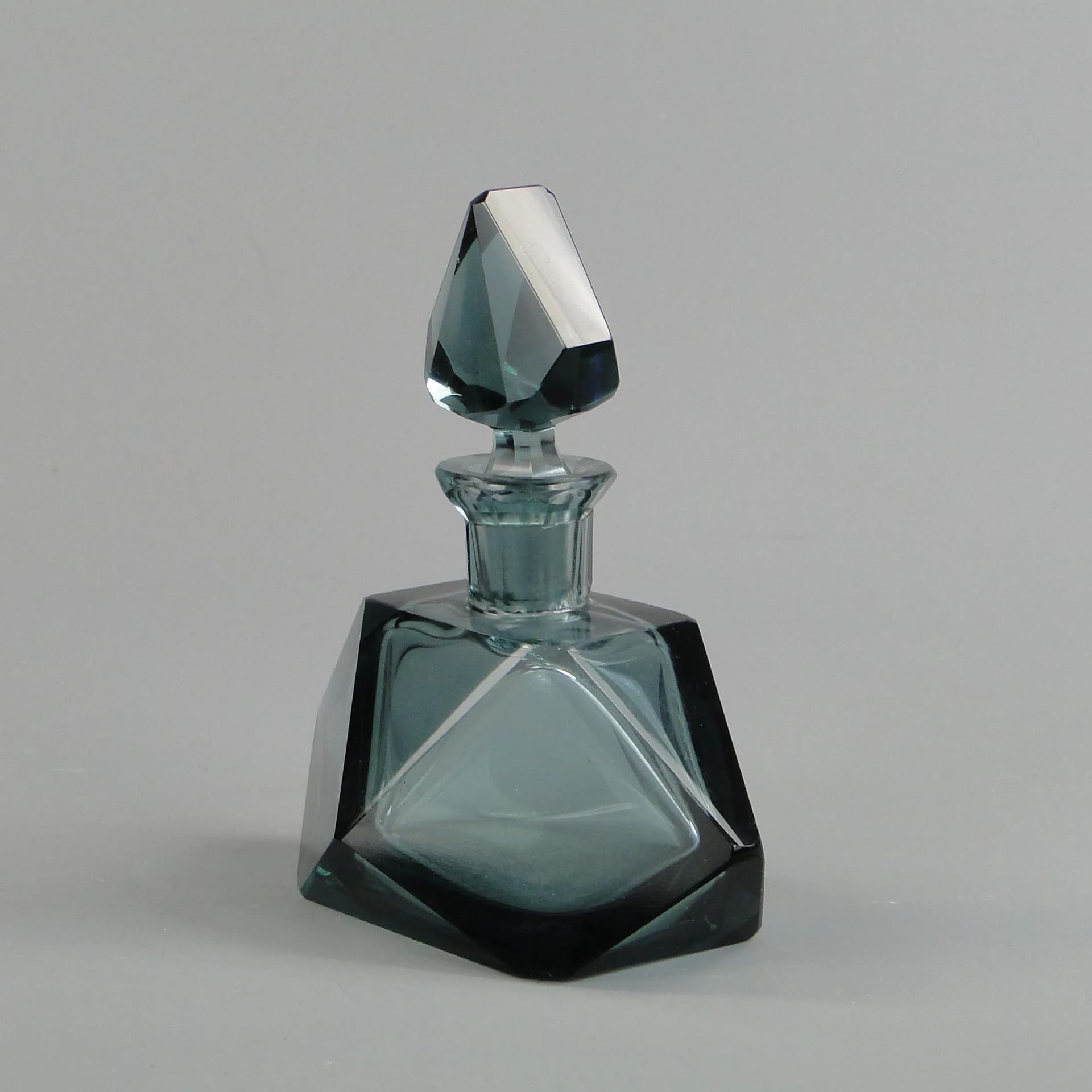 Vanity set Art Deco, grey crystal, Ludwik Moser & Sohne, Czechoslovakia, 1930s. - 13353