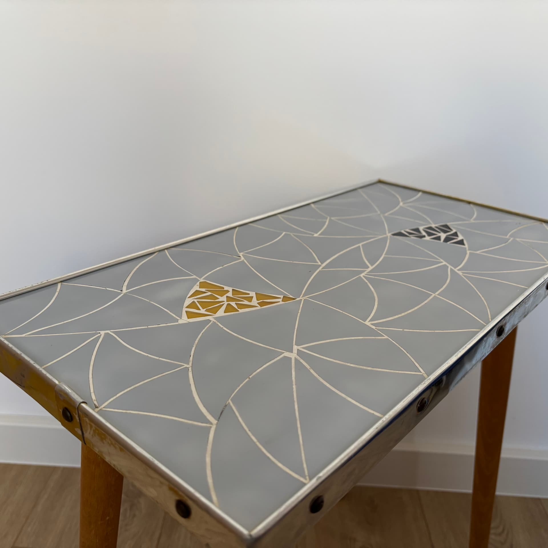 Stolik pomocniczy, szary, ceramika aluminium drewno, Niemcy, lata 70. - 191667