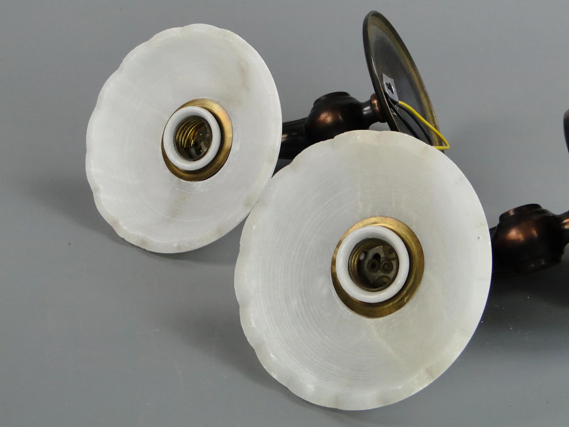 Mosiężno-alabastrowa para kinkietów art déco, Polska, lata 20. - 13330