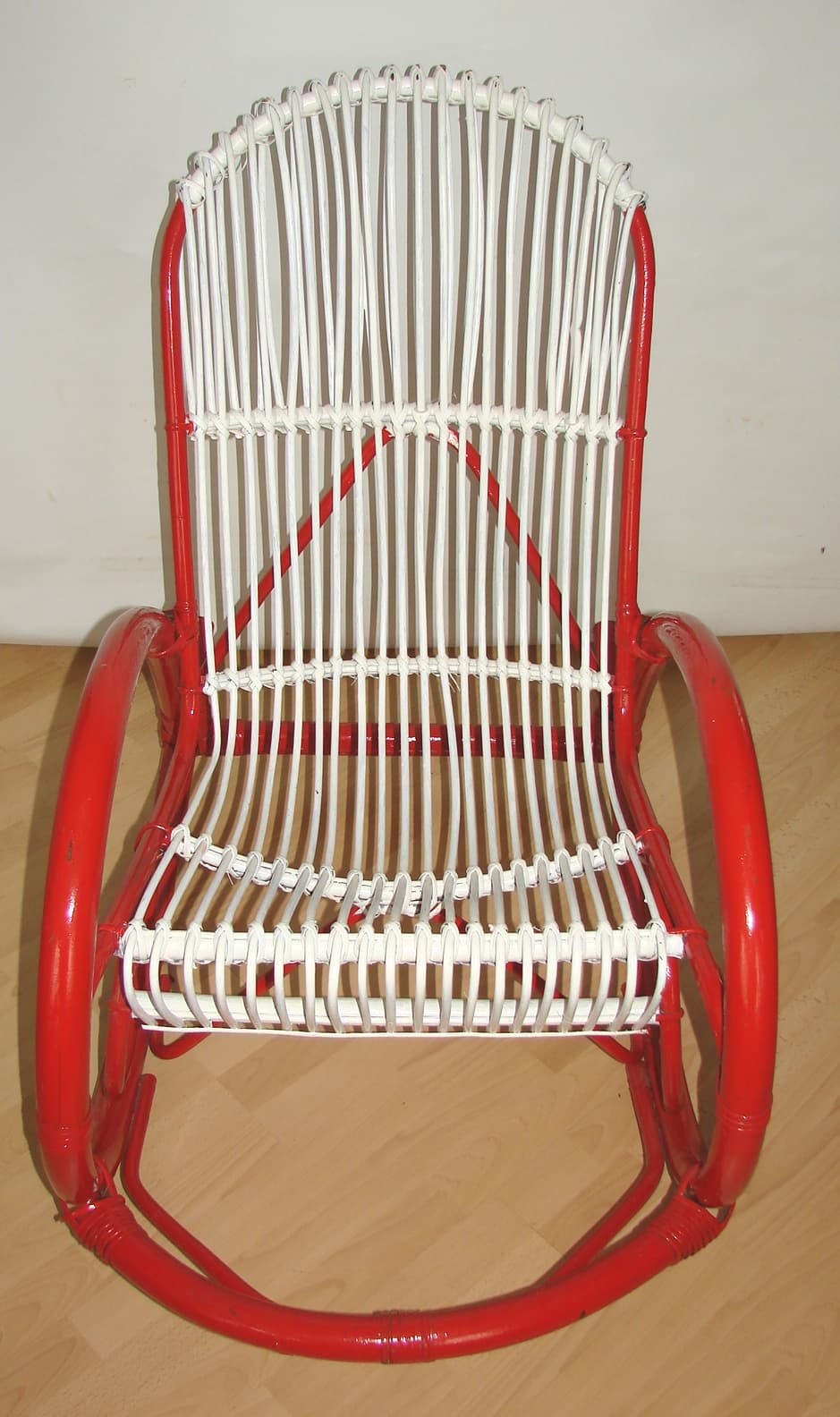 Fotel bujany, czerwony, rattan biały, Rohé Noordwolde, Holandia, lata 70. - 192184