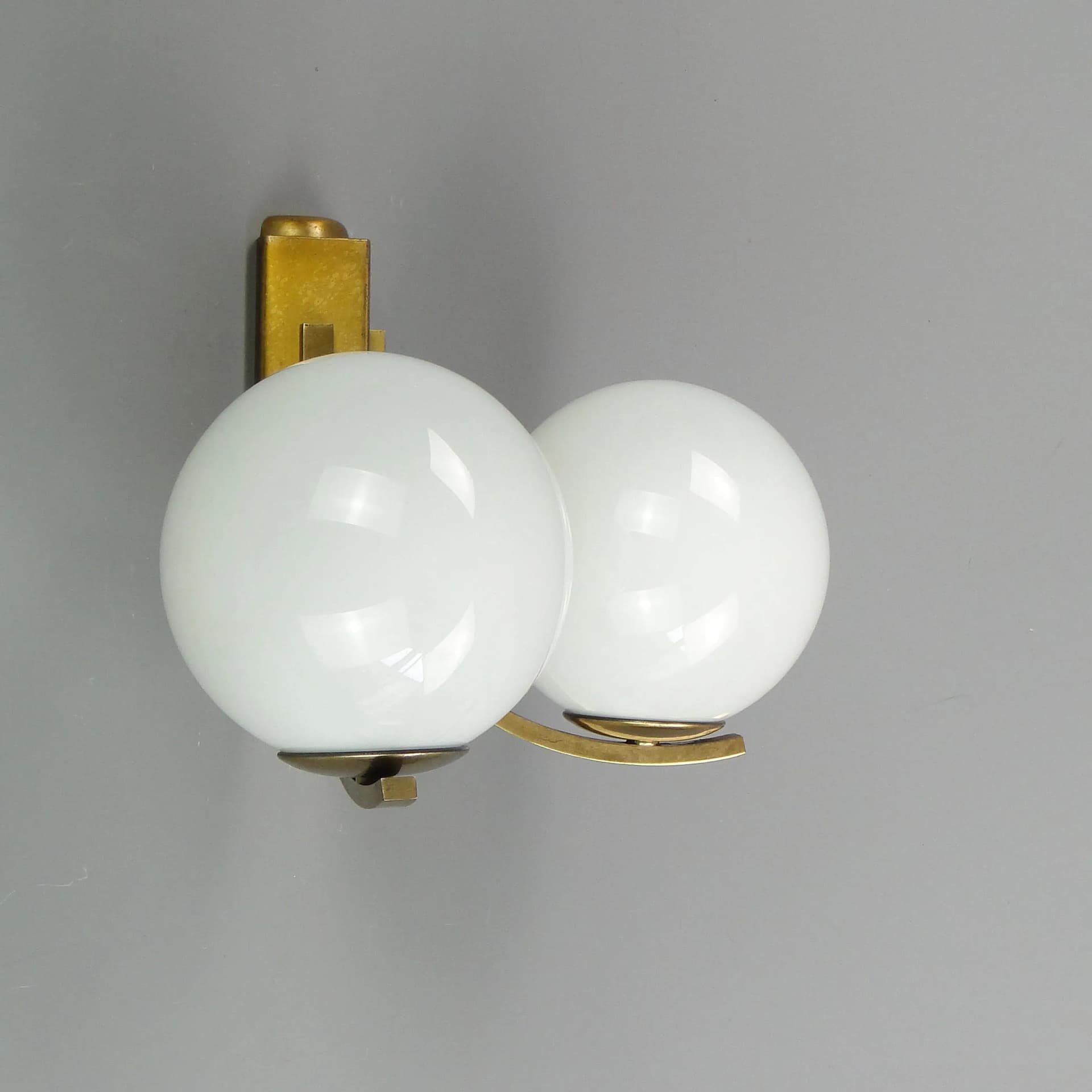 Para kinkietów dwuramiennych, mosiądz złoty, szkło białe, Niemcy, lata 60. - 13297