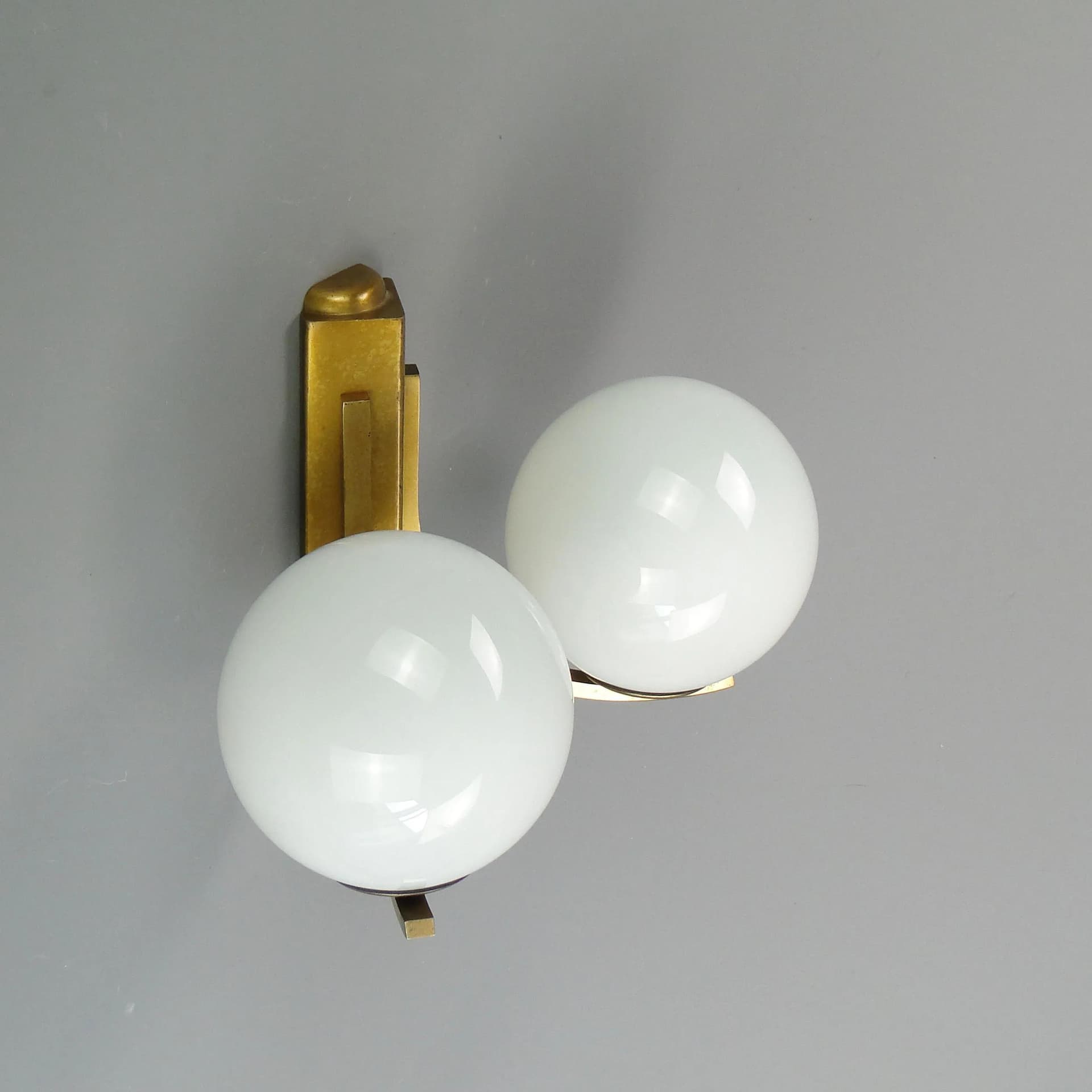 Para kinkietów dwuramiennych, mosiądz złoty, szkło białe, Niemcy, lata 60. - 13298