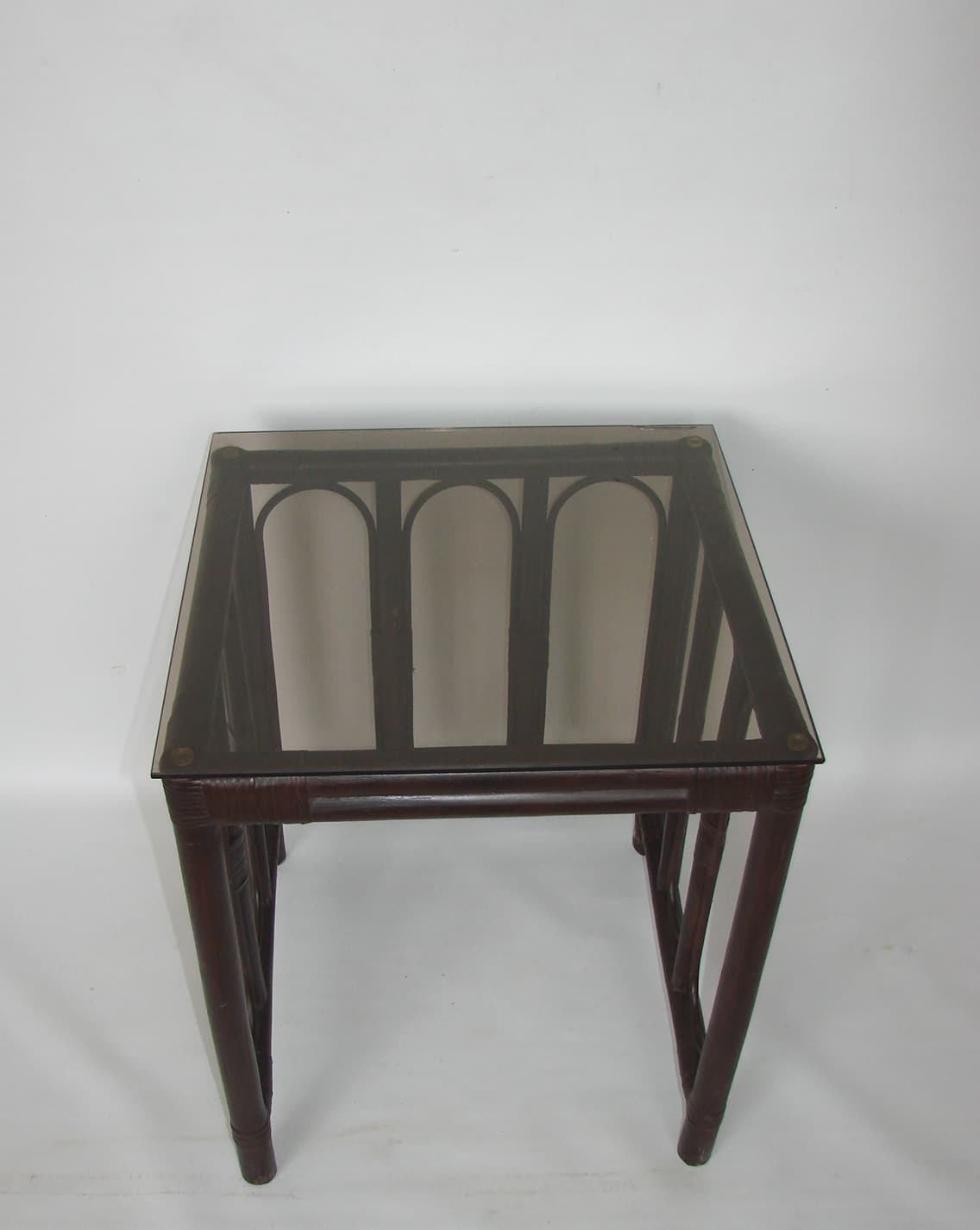 Stolik pomocniczy, rattan brązowy ciemny, szkło przyciemniane, lata 70. - 192379