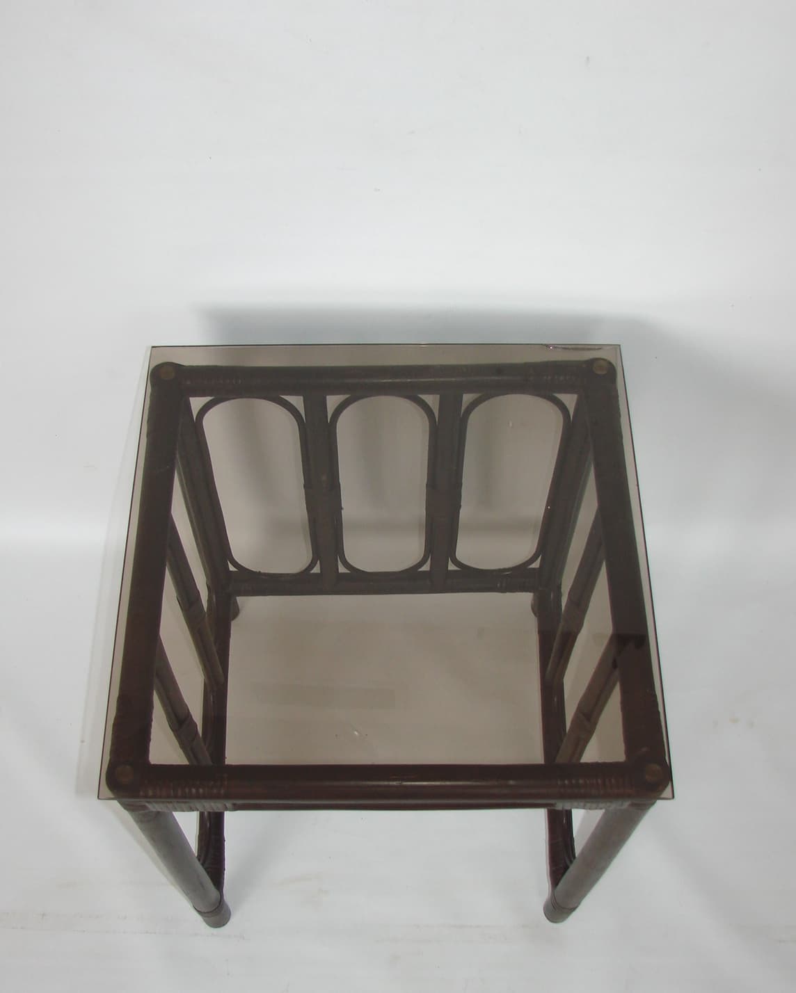 Stolik pomocniczy, rattan brązowy ciemny, szkło przyciemniane, lata 70. - 192380