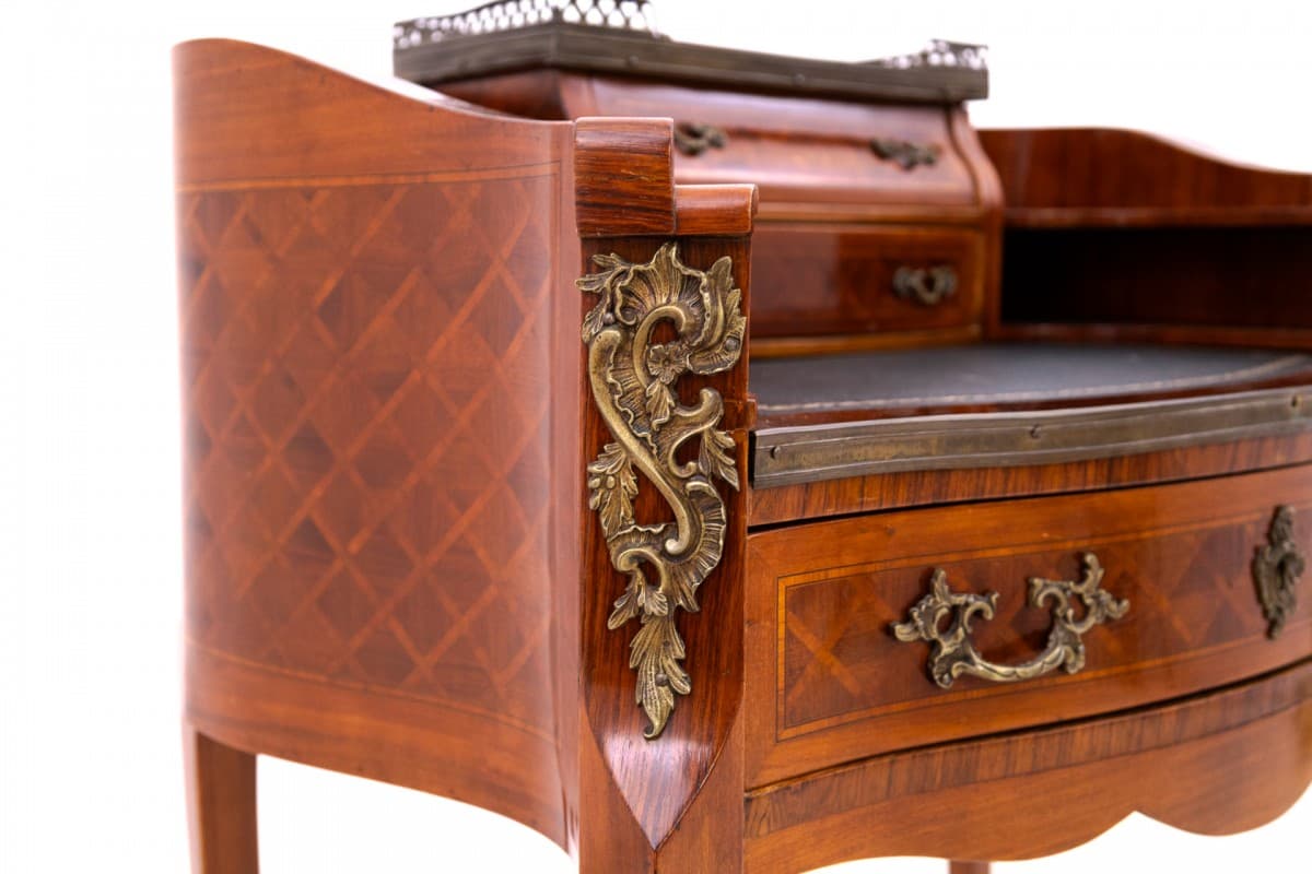Biurko damskie, styl Ludwika XV, orzech brązowy, skóra czarna, mosiądz złoty, marmur kremowy, Francja, początek XX w. - 192863