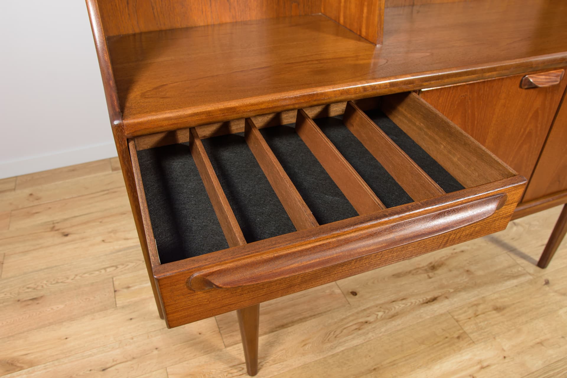 Komoda highboard, teak brązowy, proj. J. Herbert, A. Younger Ltd, Wielka Brytania, lata 60. - 193398