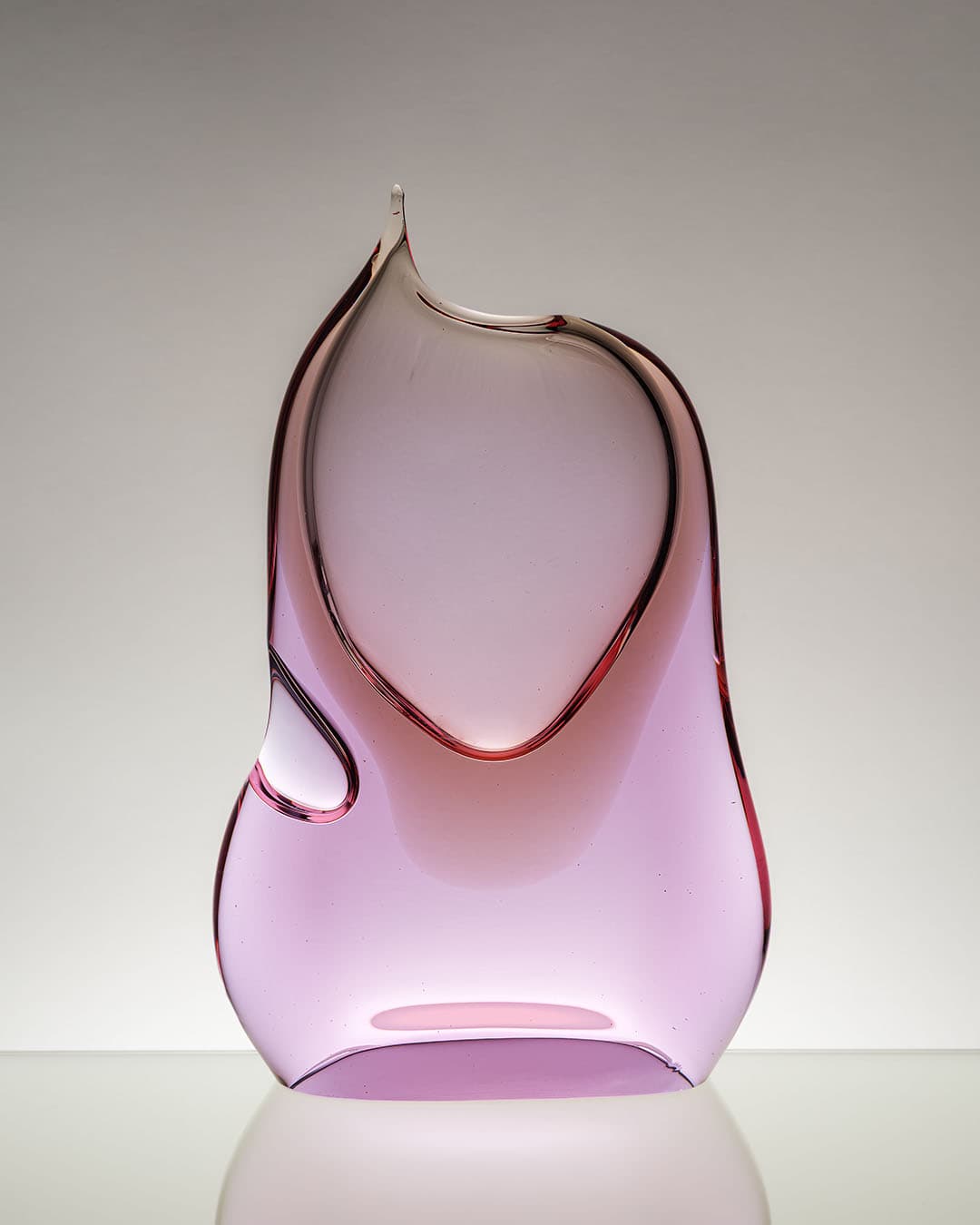 Forma szklana, liliowy, szkło neodymowe, proj. J. Cvrcek, M. Klinger, Czechosłowacja, lata 70. - 193422