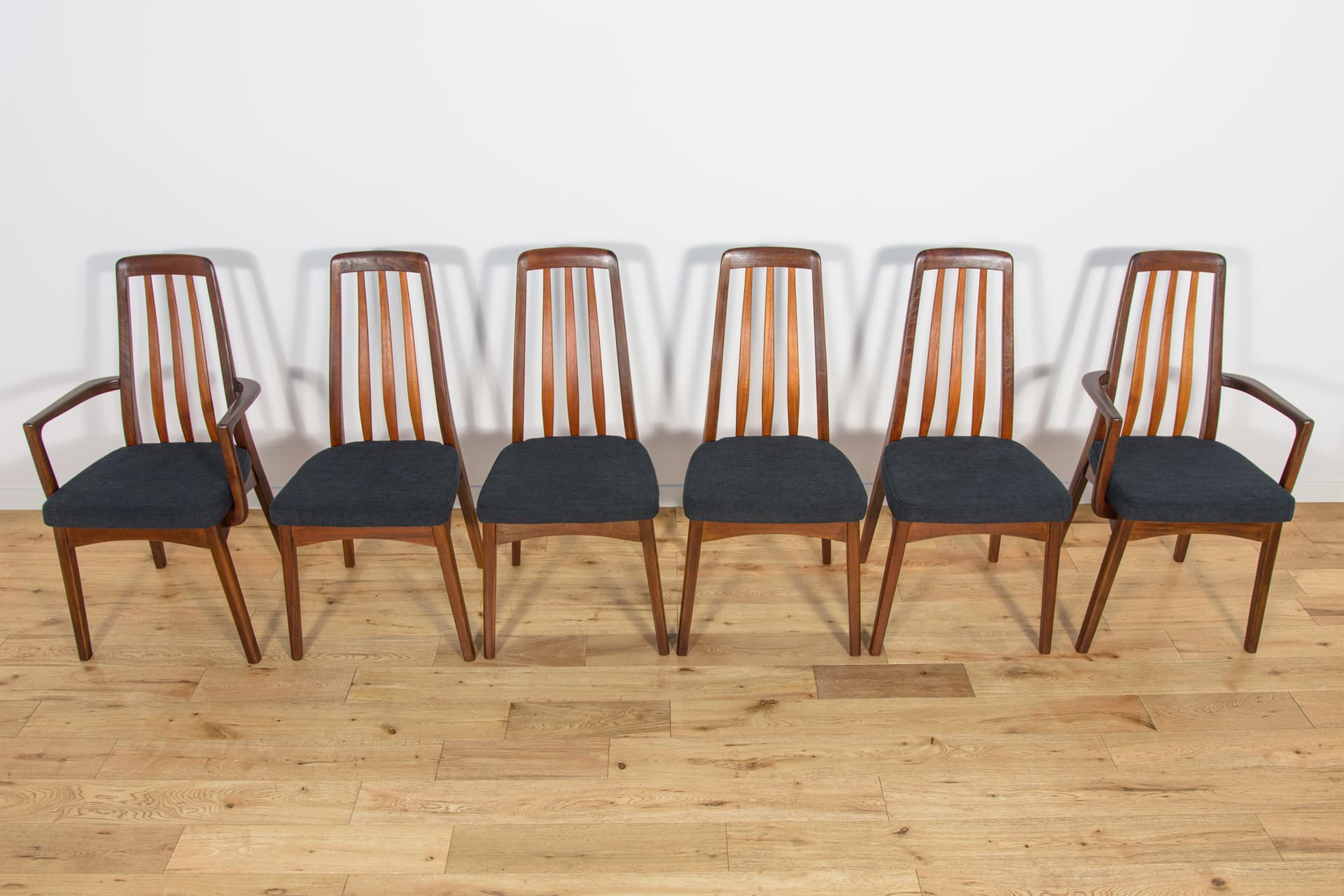 Komplet czterech krzeseł i dwóch foteli, drewno tekowe brąz ciemny, Wielka Brytania, lata 60. - 193825