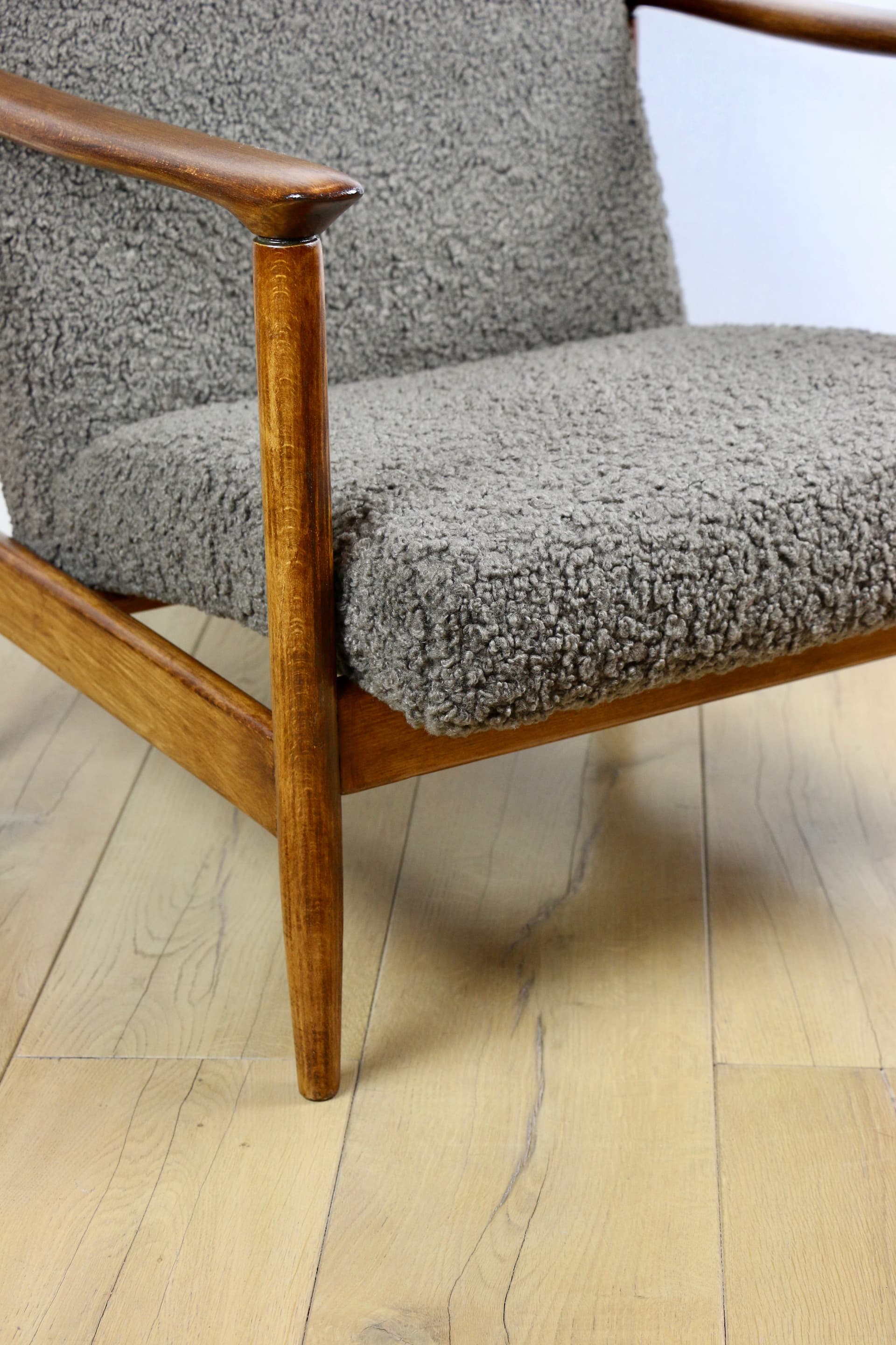 Fotel GFM-142, bouclé brązowy ciemny, drewno, proj. E. Homa, Polska, lata 70. - 193908