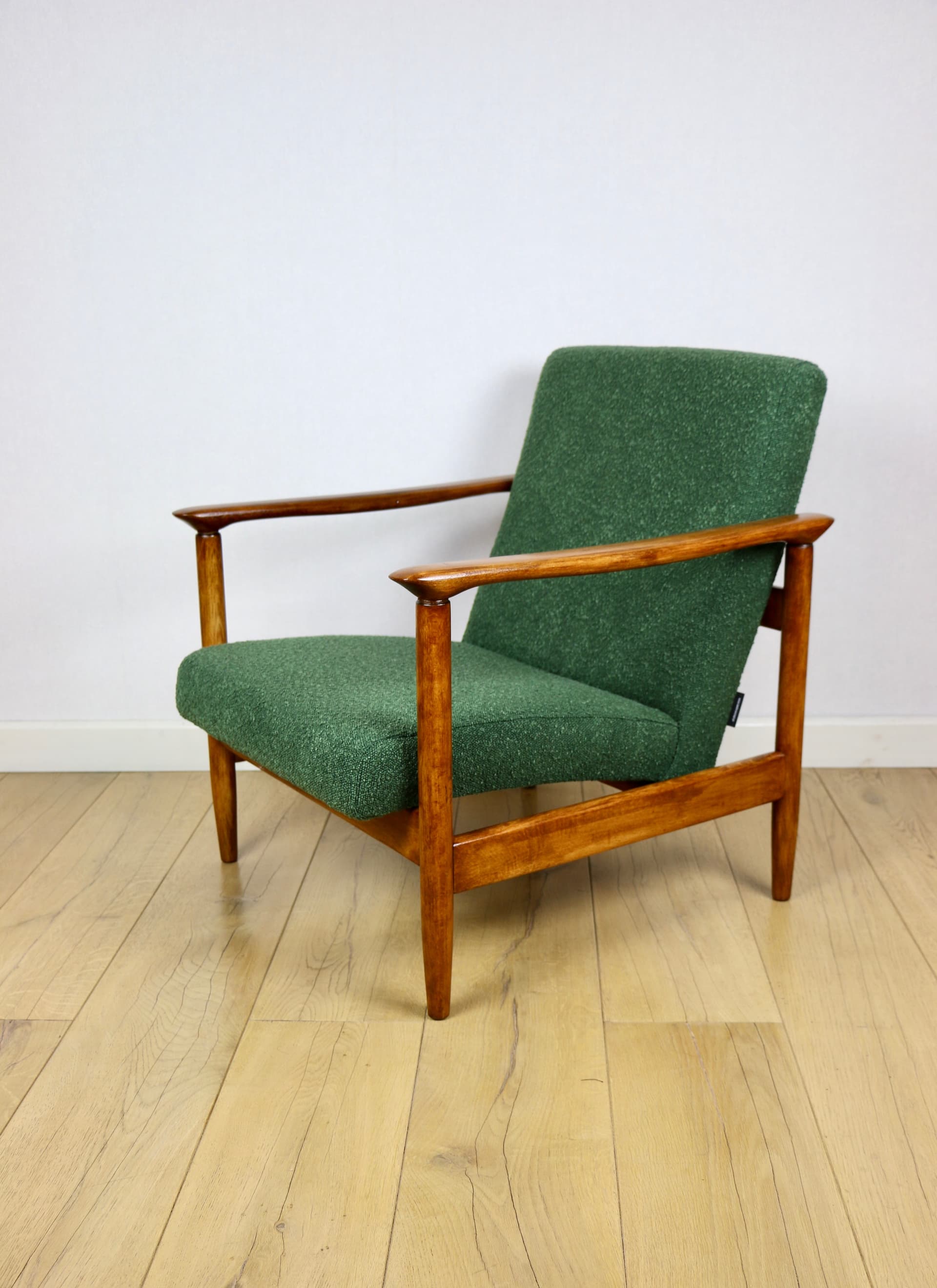 Fotel GFM-142, bouclé zielony, drewno, proj. E. Homa, Polska, lata 70. - 193912