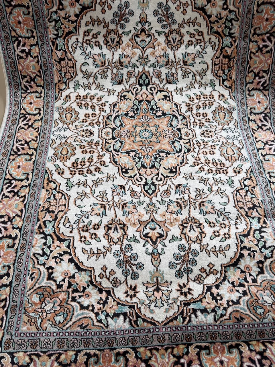 Rug Ghoum, 200x120 cm, ivory white silk, India - 195120