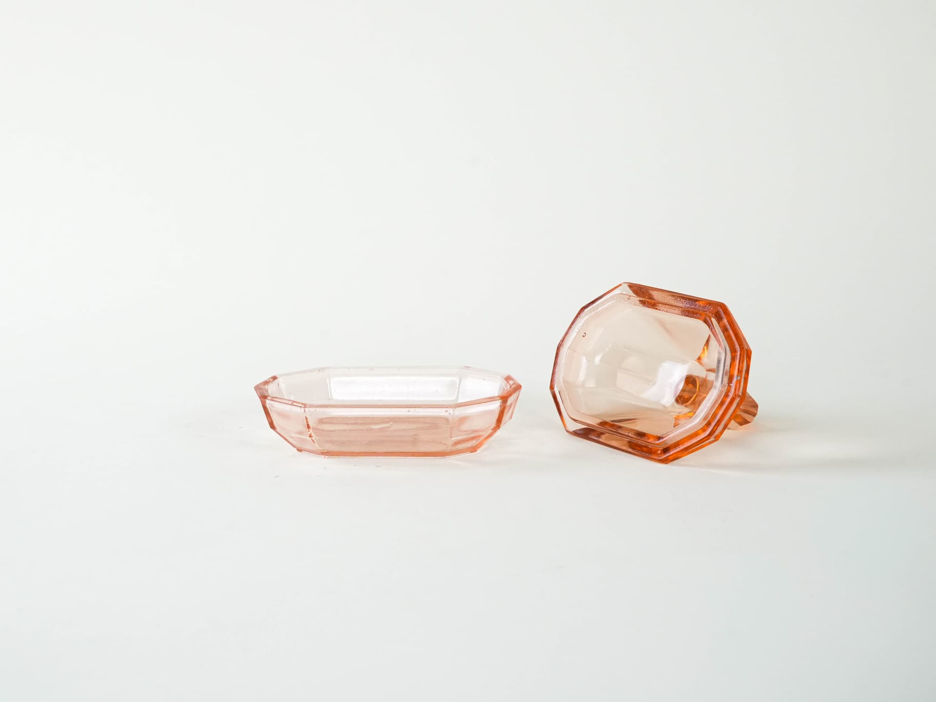 Butter dish Art Deco, pink glass, Italy, 1930s. - 195190