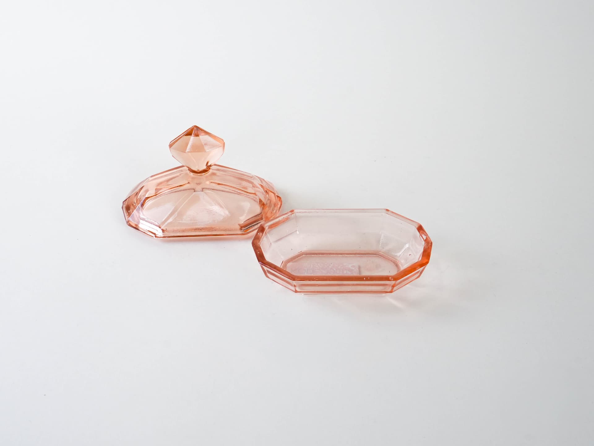 Butter dish Art Deco, pink glass, Italy, 1930s. - 195192