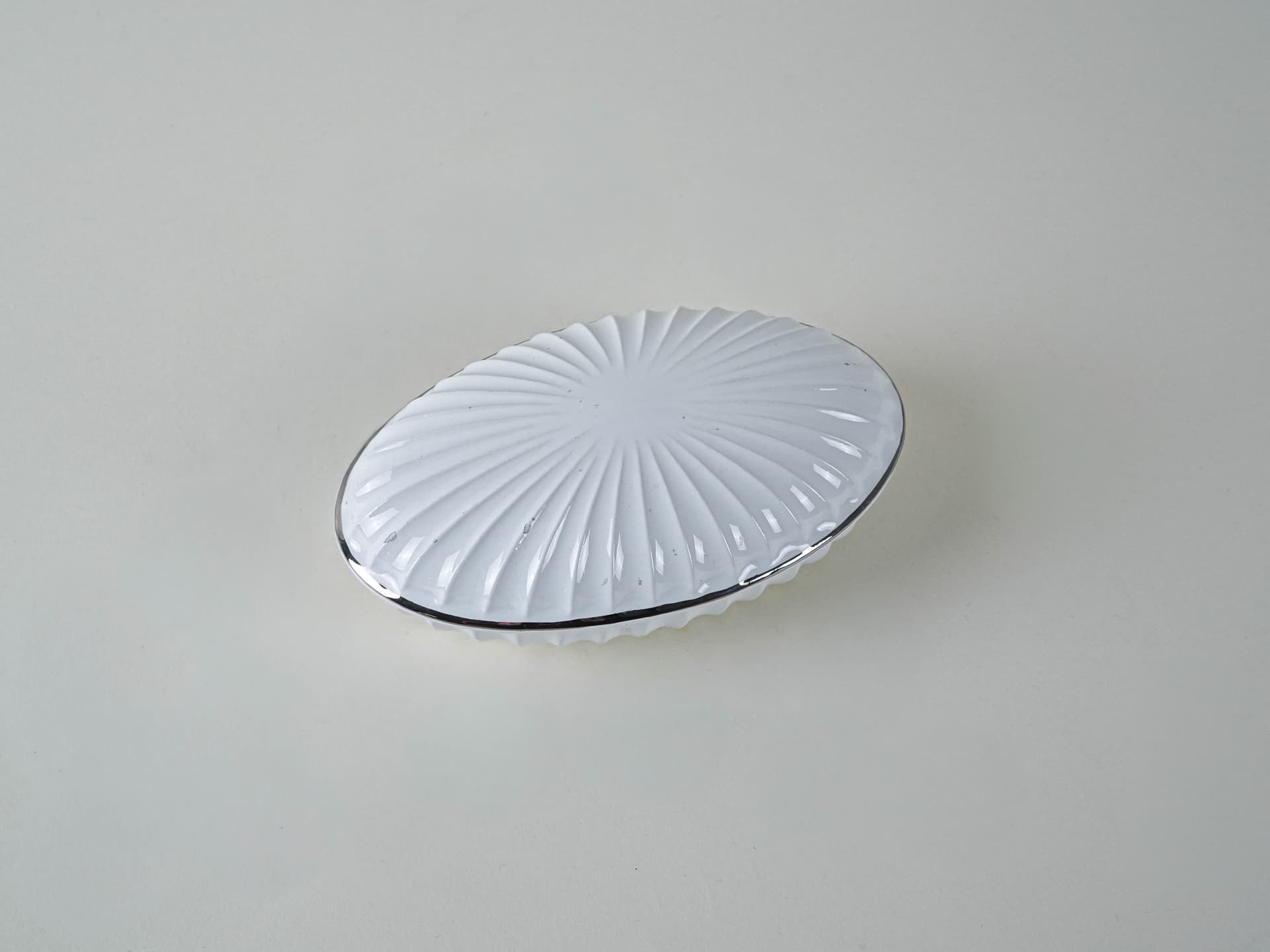 Trinket box shell, ivory white porcelain, Italy, 1970s. - 195232