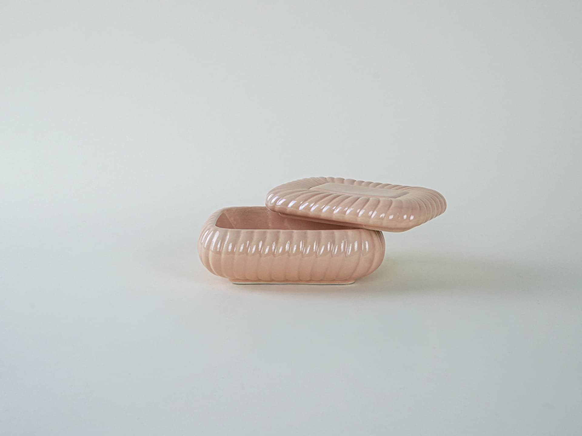 Jewelry box, salmon pink, ceramic, Italy, 1970s. - 195278