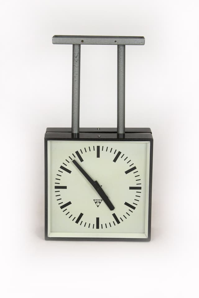 Dwustronny zegar kolejowy, szary, metal, Pragotron, Czechy, lata 80. - WYMIARY