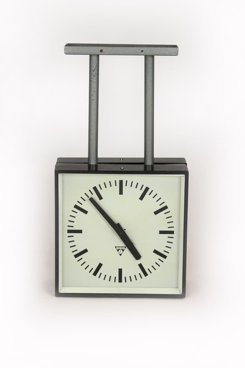 Dwustronny zegar kolejowy, szary, metal, Pragotron, Czechy, lata 80.