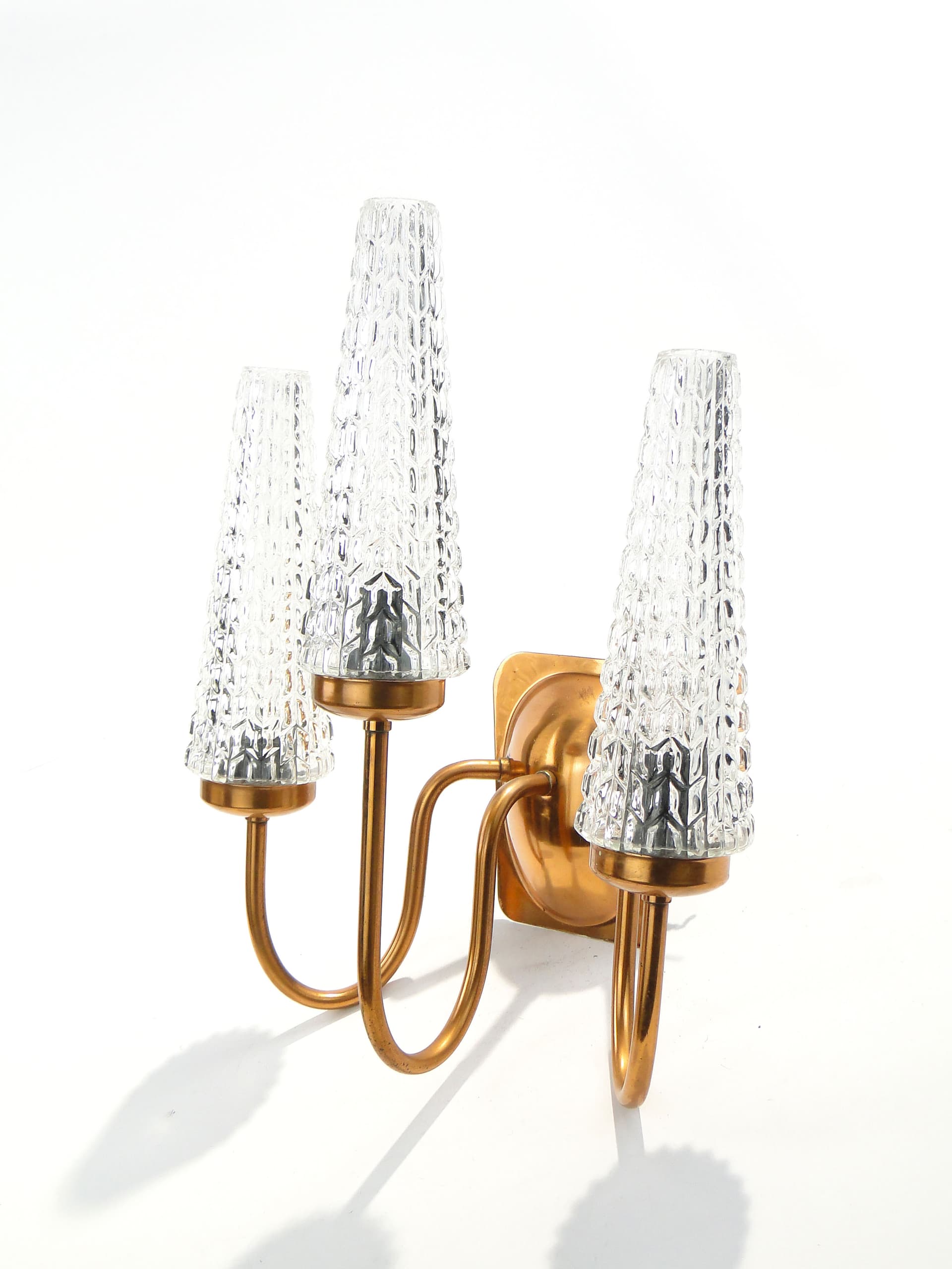 Kinkiet trójramienny, miedź, szkło, Polska, lata 70. - 1357