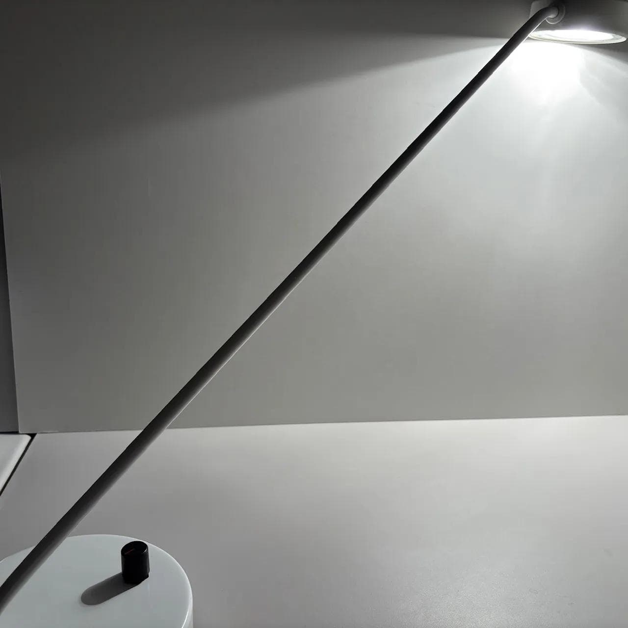 Lampa biurkowa, stal biała, Włochy, lata 80. - 13727