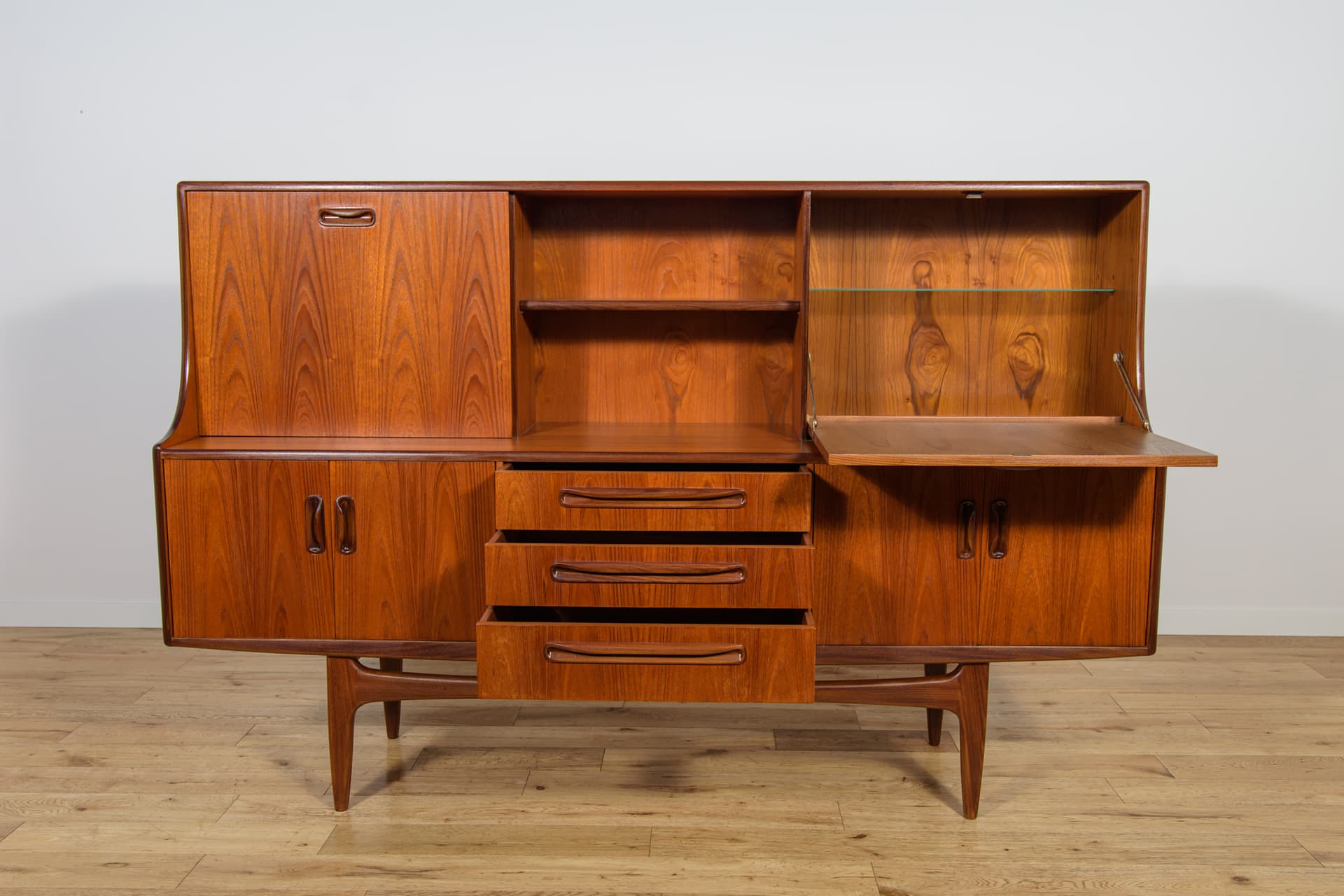 Cabinet, light brown teak, by V. Wilkins, G-Plan, United Kingdom, 1960s. - 196485