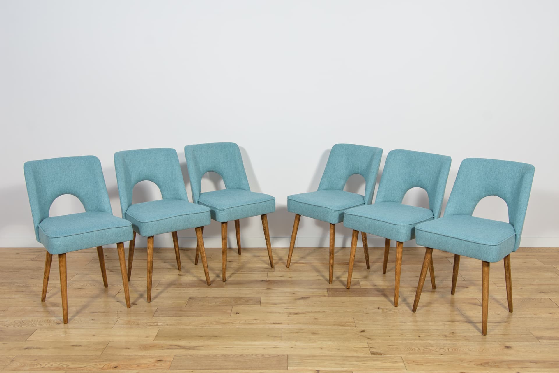 Komplet sześciu krzeseł Muszelka, drewno orzech, tkanina niebieska, Polska, lata 60. - 196568