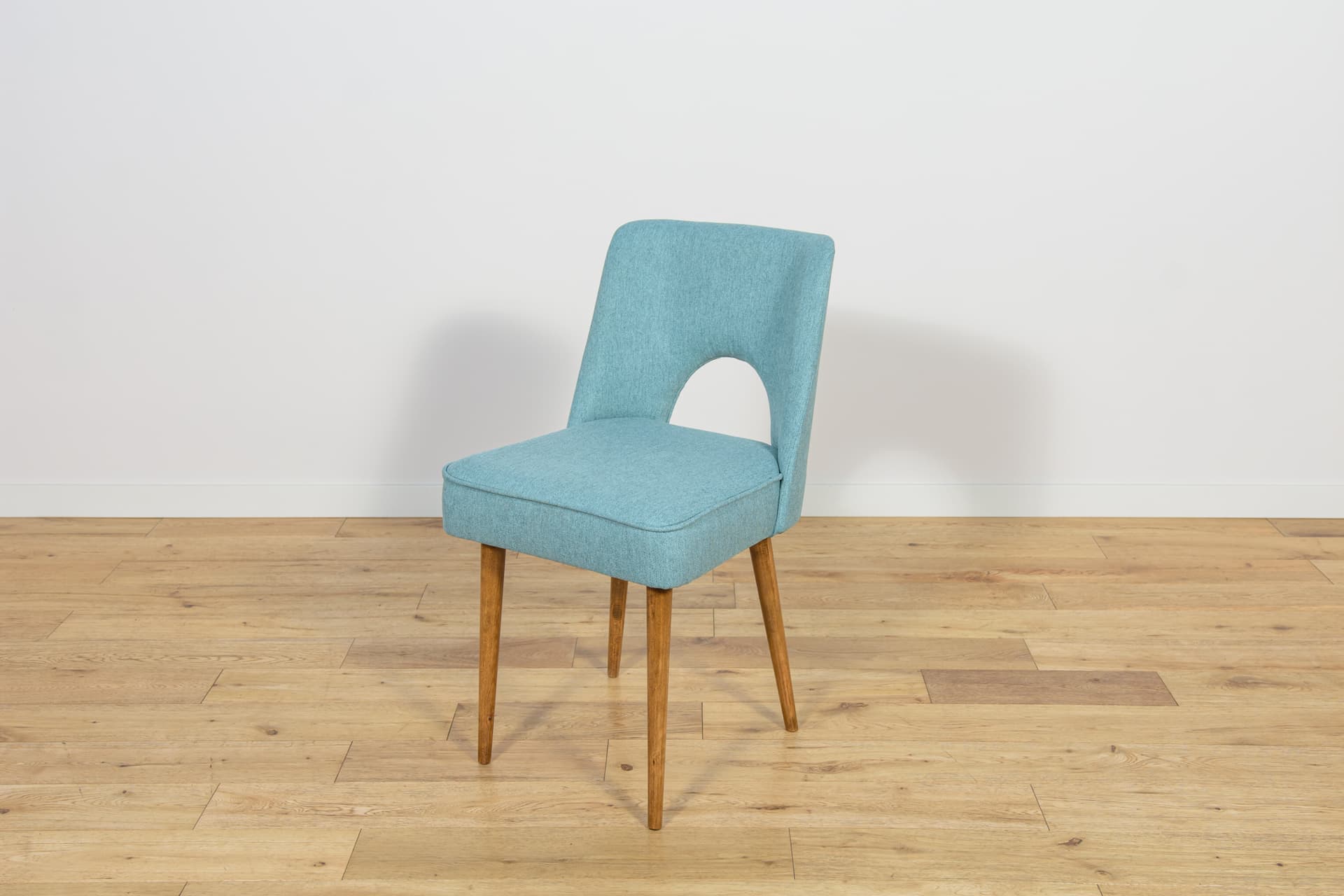 Komplet sześciu krzeseł Muszelka, drewno orzech, tkanina niebieska, Polska, lata 60. - 196571