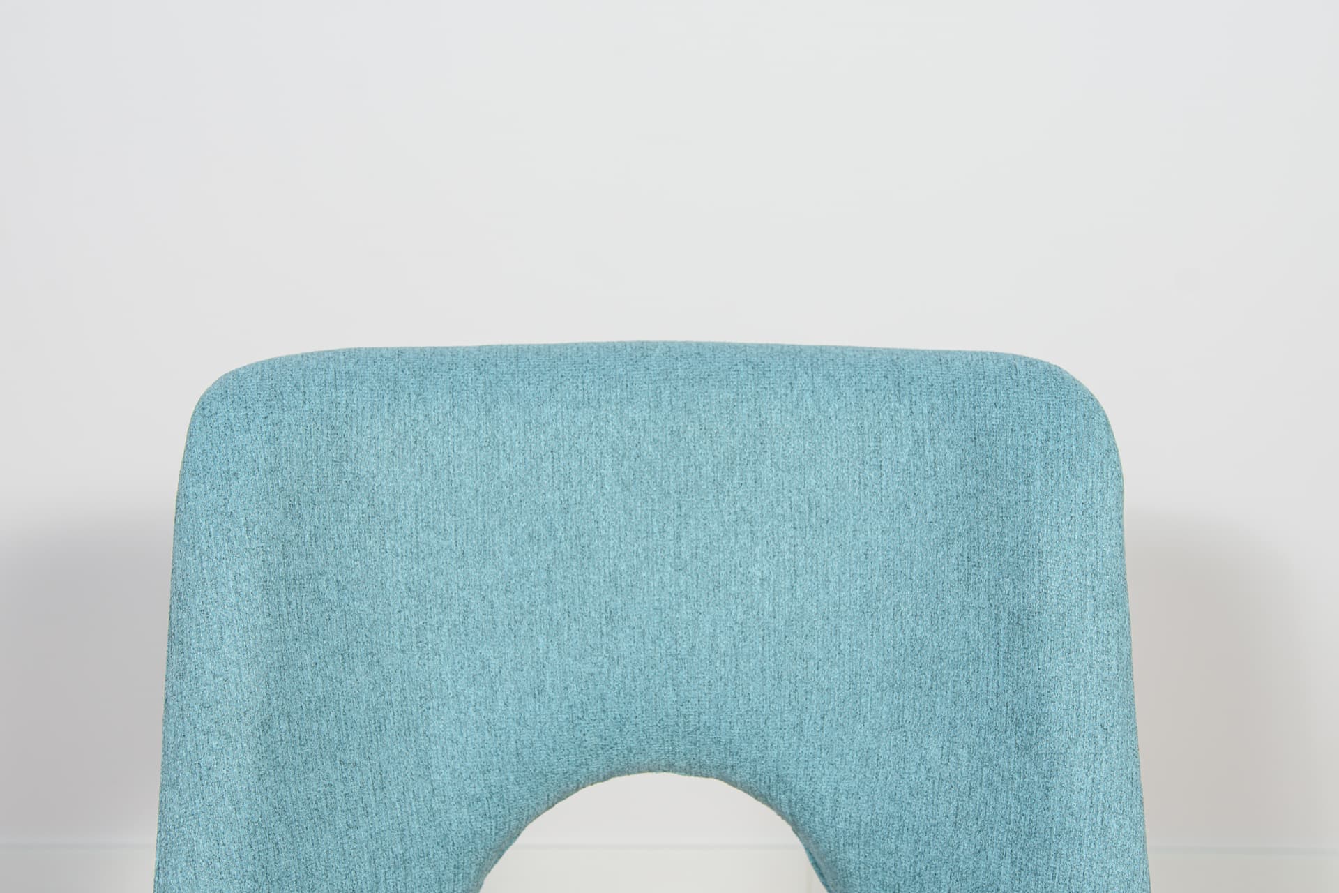 Komplet sześciu krzeseł Muszelka, drewno orzech, tkanina niebieska, Polska, lata 60. - 196575