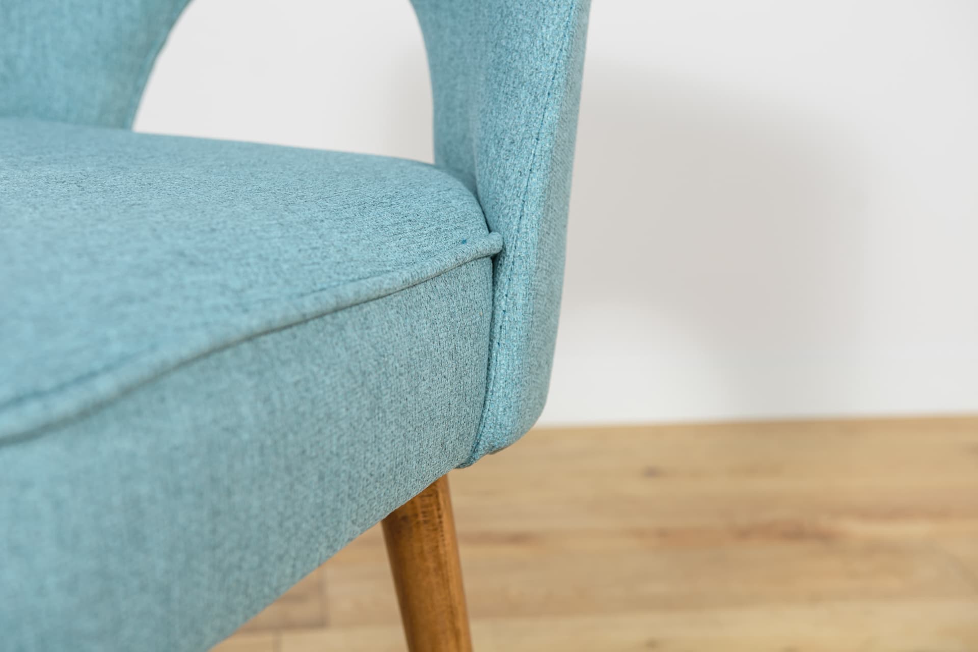 Komplet sześciu krzeseł Muszelka, drewno orzech, tkanina niebieska, Polska, lata 60. - 196579