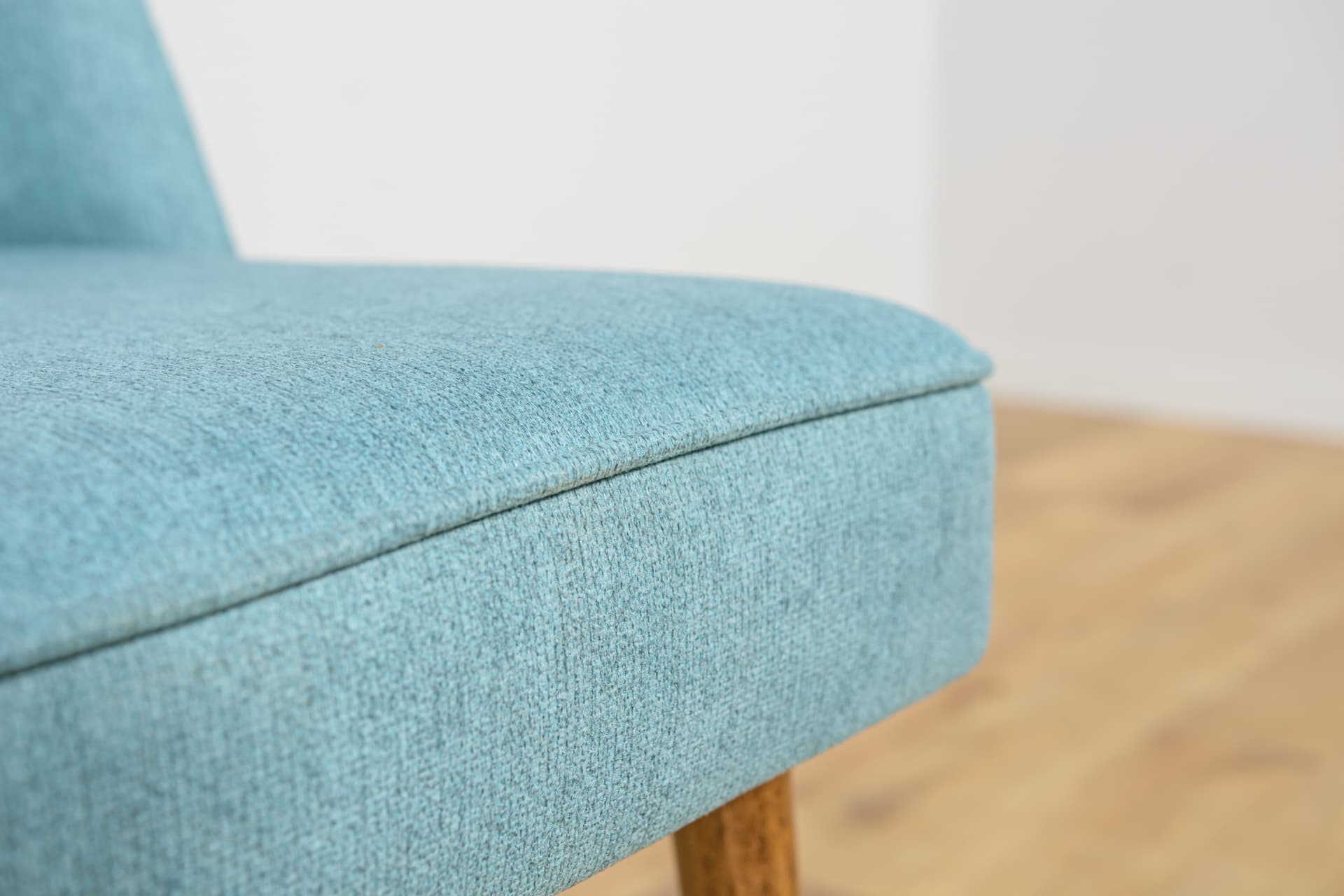 Komplet sześciu krzeseł Muszelka, drewno orzech, tkanina niebieska, Polska, lata 60. - 196577