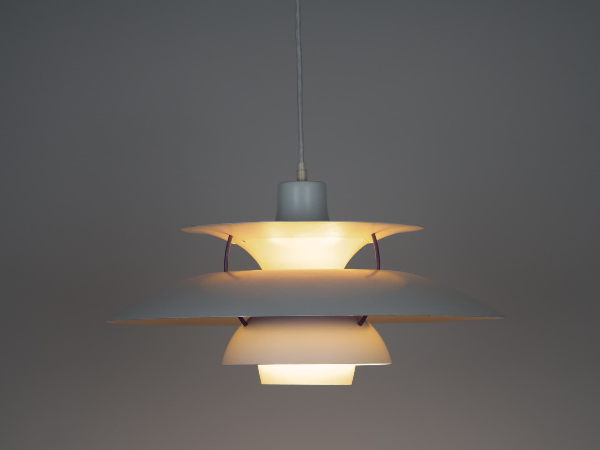 Lampa wisząca PH 5, metal biały, proj. P. Henningsen, Louis Poulsen, Dania, lata 80. - 196630