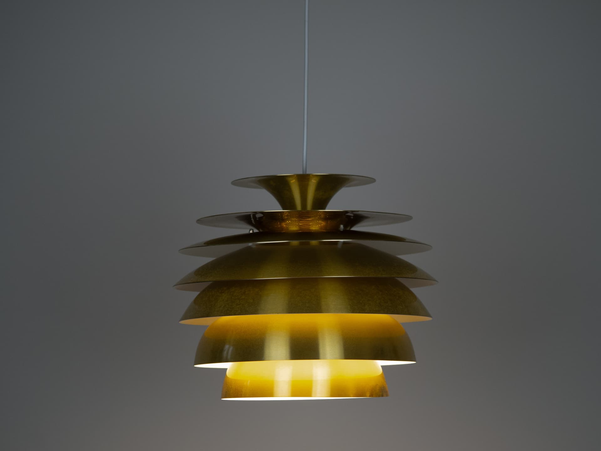 Lampa wisząca Barcelona, złoty metal, proj. B. Karlby, Lyfa, Dania, lata 70. - 196705