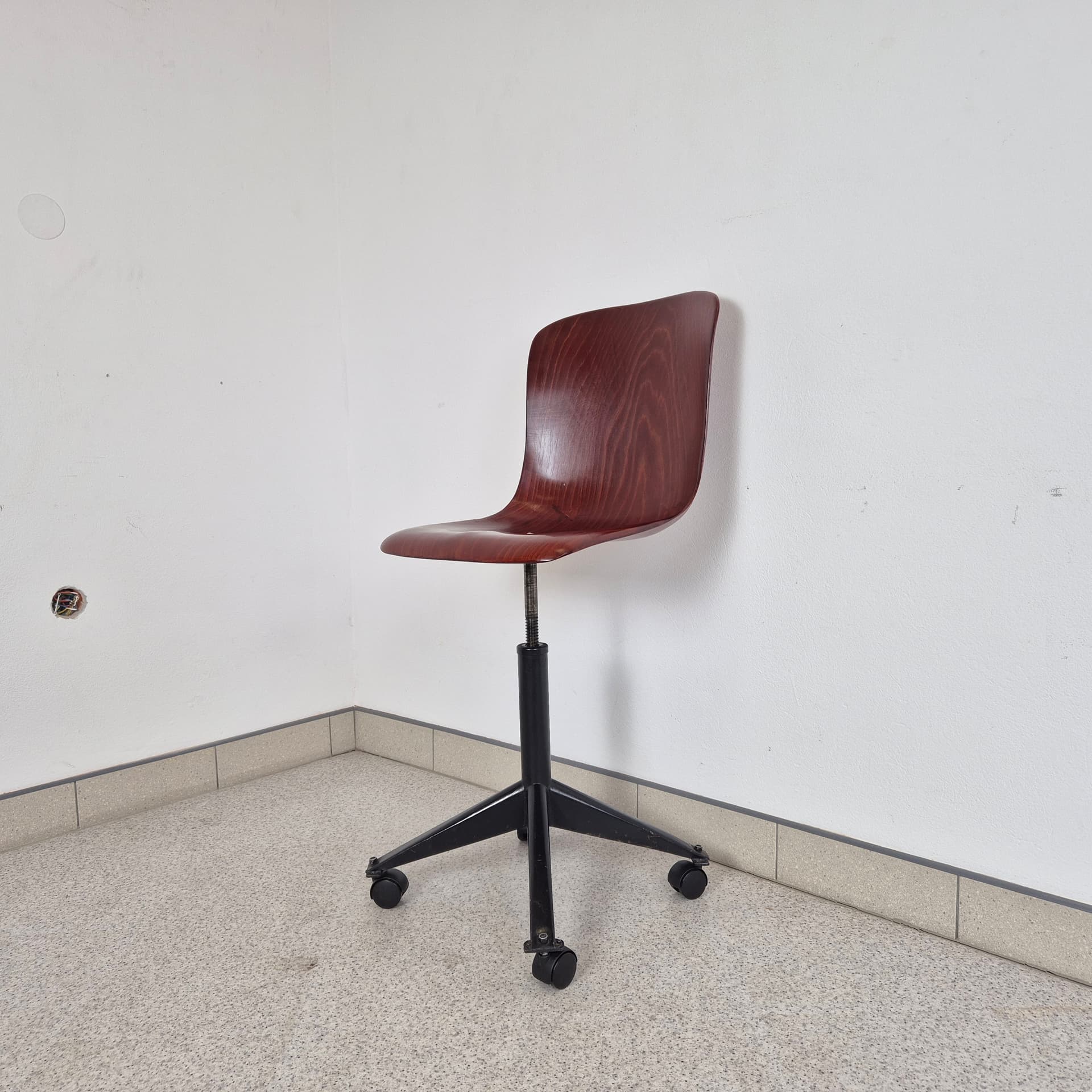 Krzesło biurowe, ciemnobrązowa sklejka, stal czarna, proj. E. Flötotto, Niemcy, lata 60. - 197029