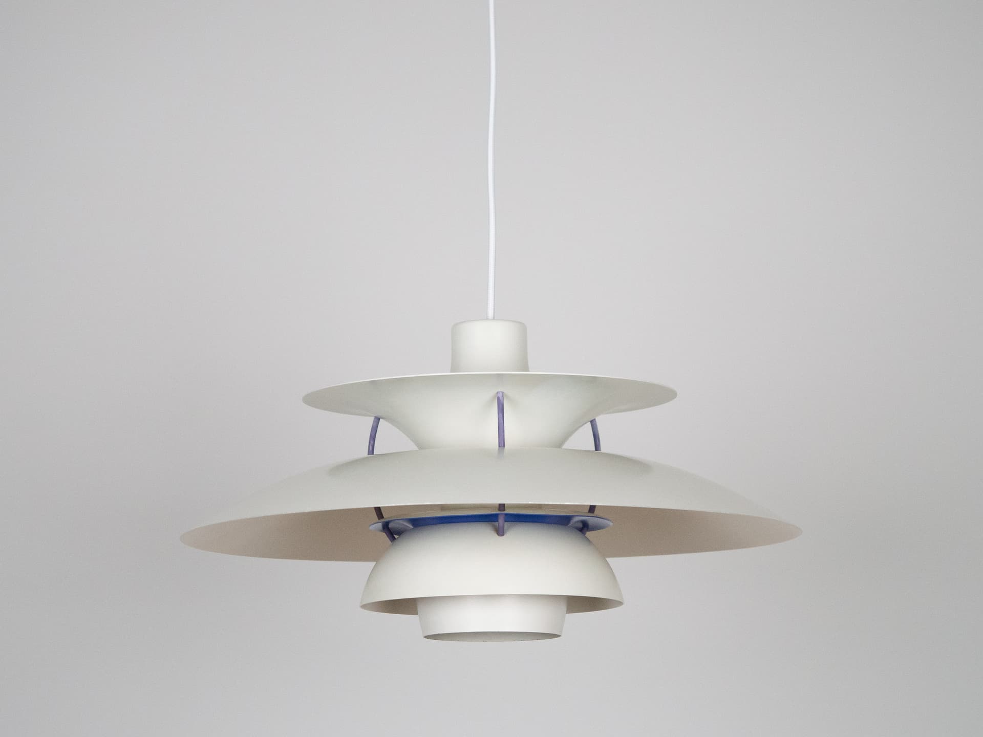 Lampa wisząca PH 5, metal biały, proj. P. Henningsen, Louis Poulsen, Dania, lata 80. - 197058