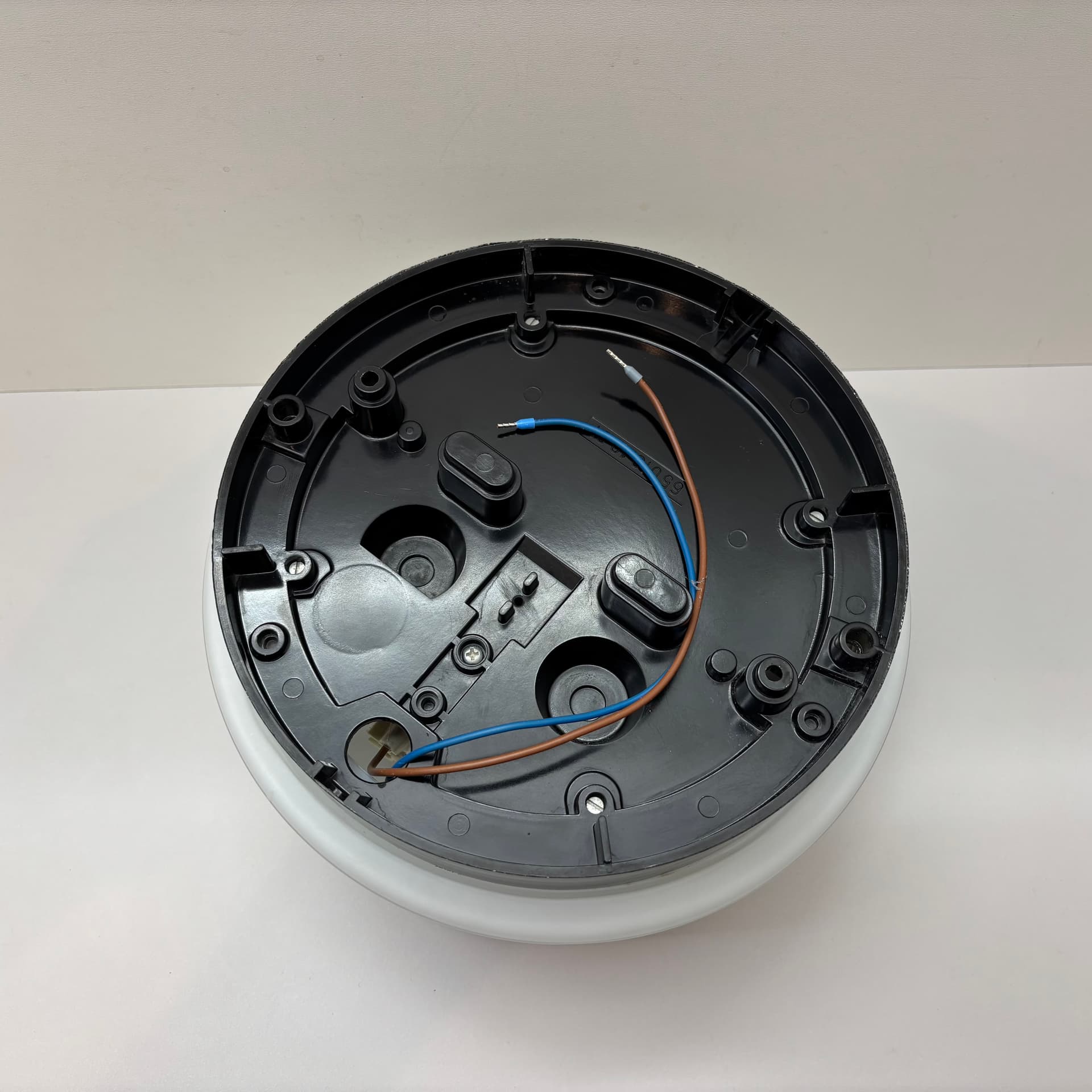 Plafon Bauhaus, szkło opalowe białe, bakelit czarny, Niemcy, lata 70. - 197221