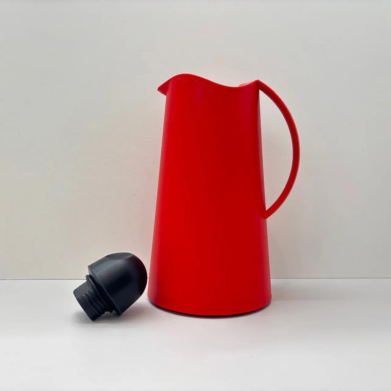 Thermal Carafe La Ola, red black, plastic glass, by J. Brown London, Germany, 1990s. - 13723