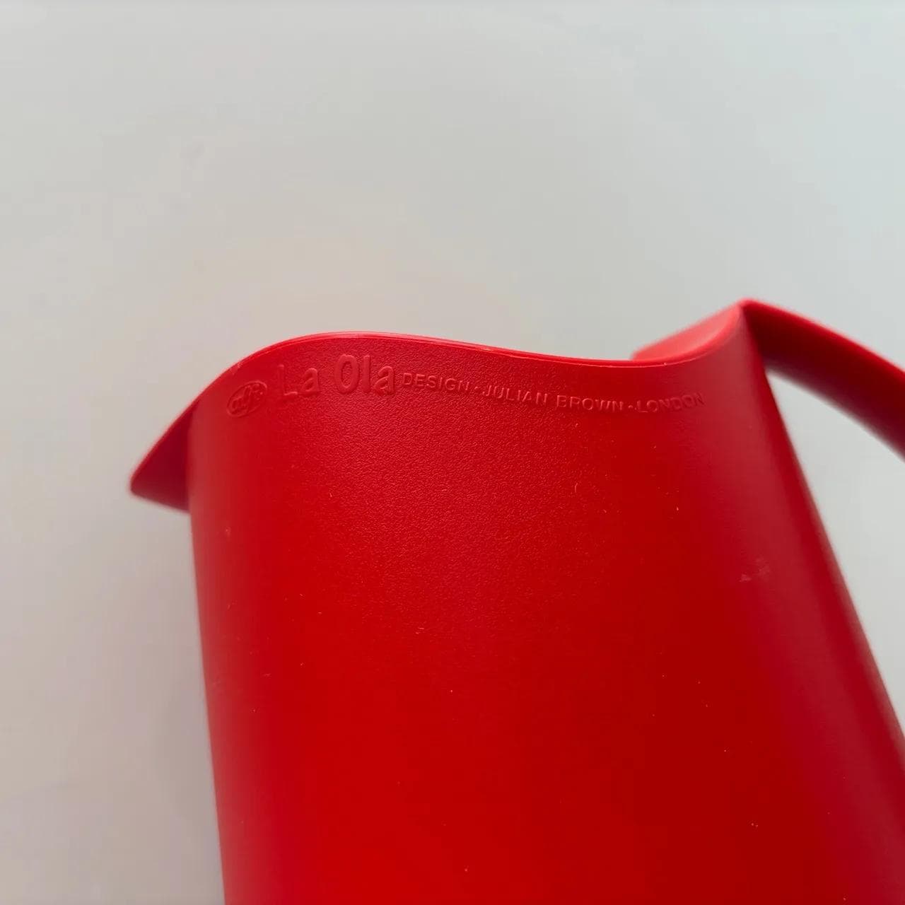 Thermal Carafe La Ola, red black, plastic glass, by J. Brown London, Germany, 1990s. - 13724