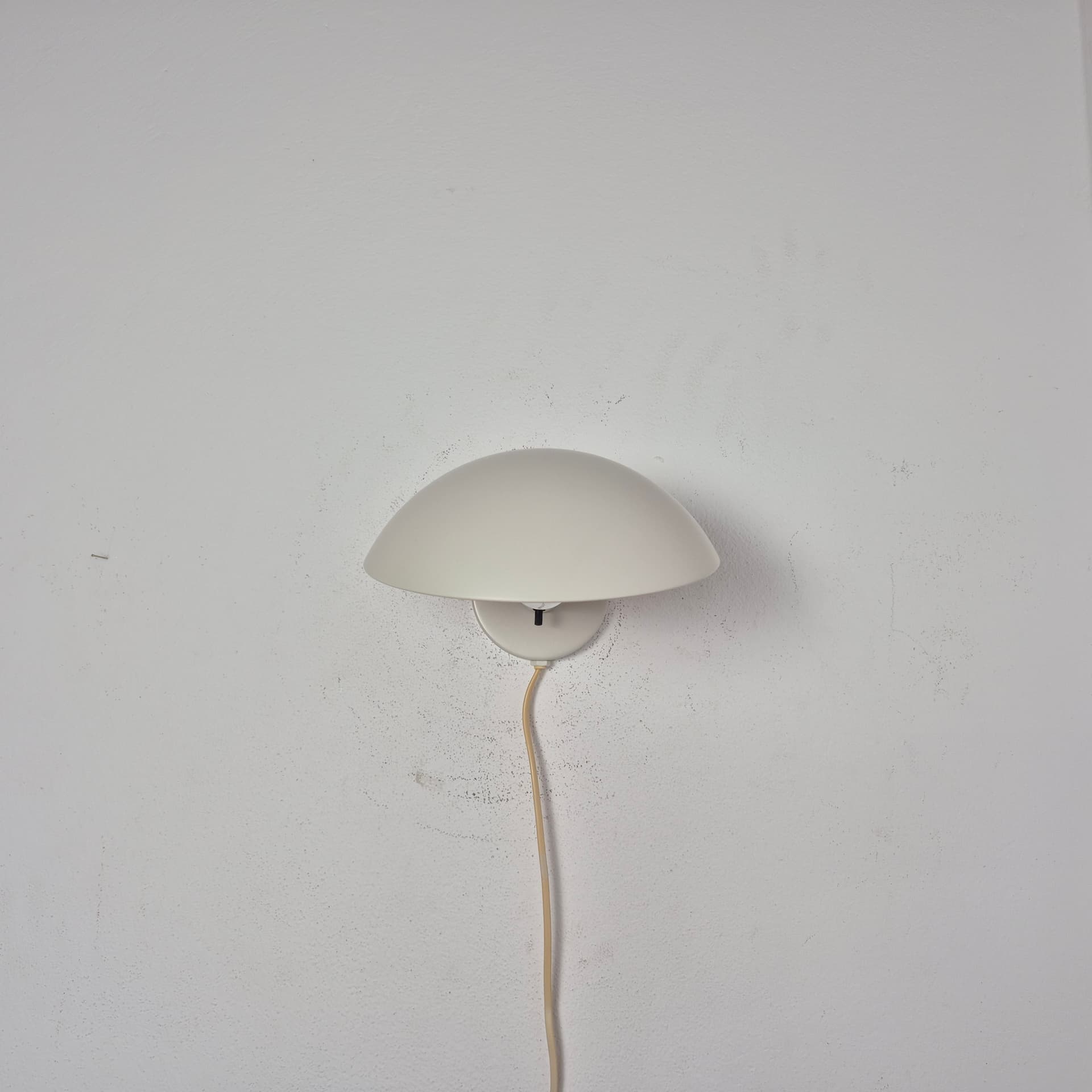 Kinkiet PH Hat, metal ivory white, proj. P. Henningsen, Louis Poulsen, Dania, lata 70. - 197550