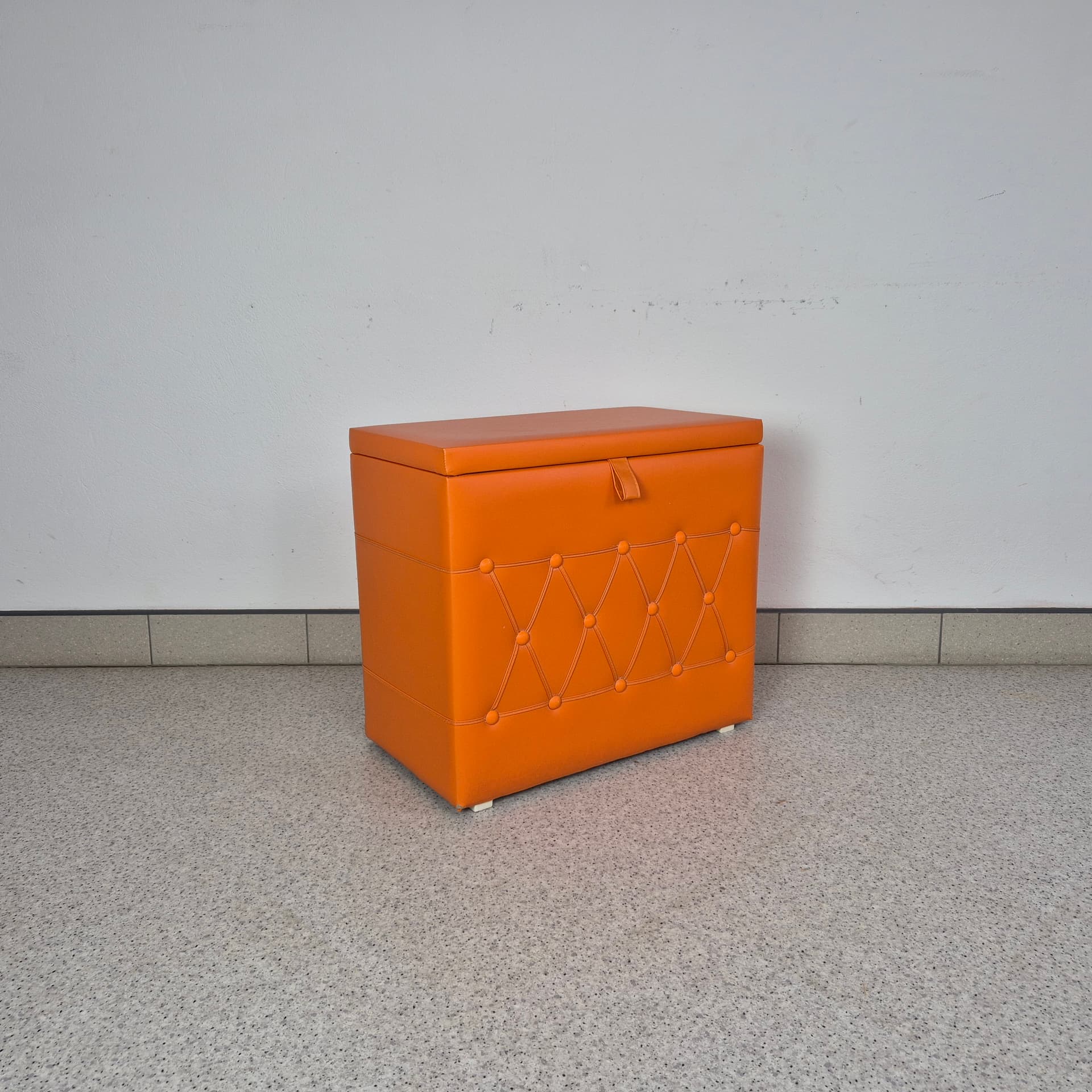 Kuferek, pomarańczowy winyl, Niemcy, lata 70. - 197876